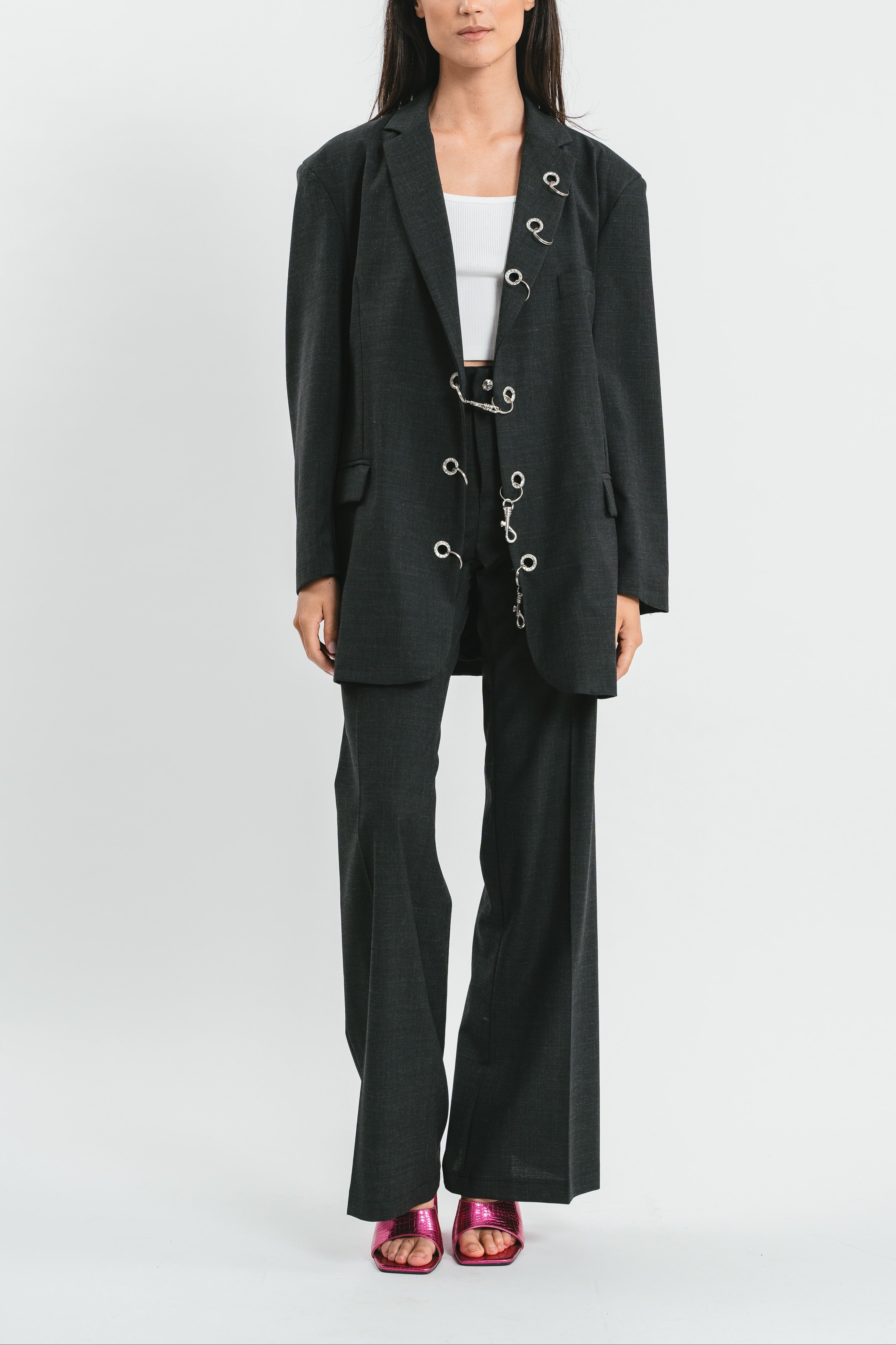 Giacca nera dad fit con moschettoni Frontale