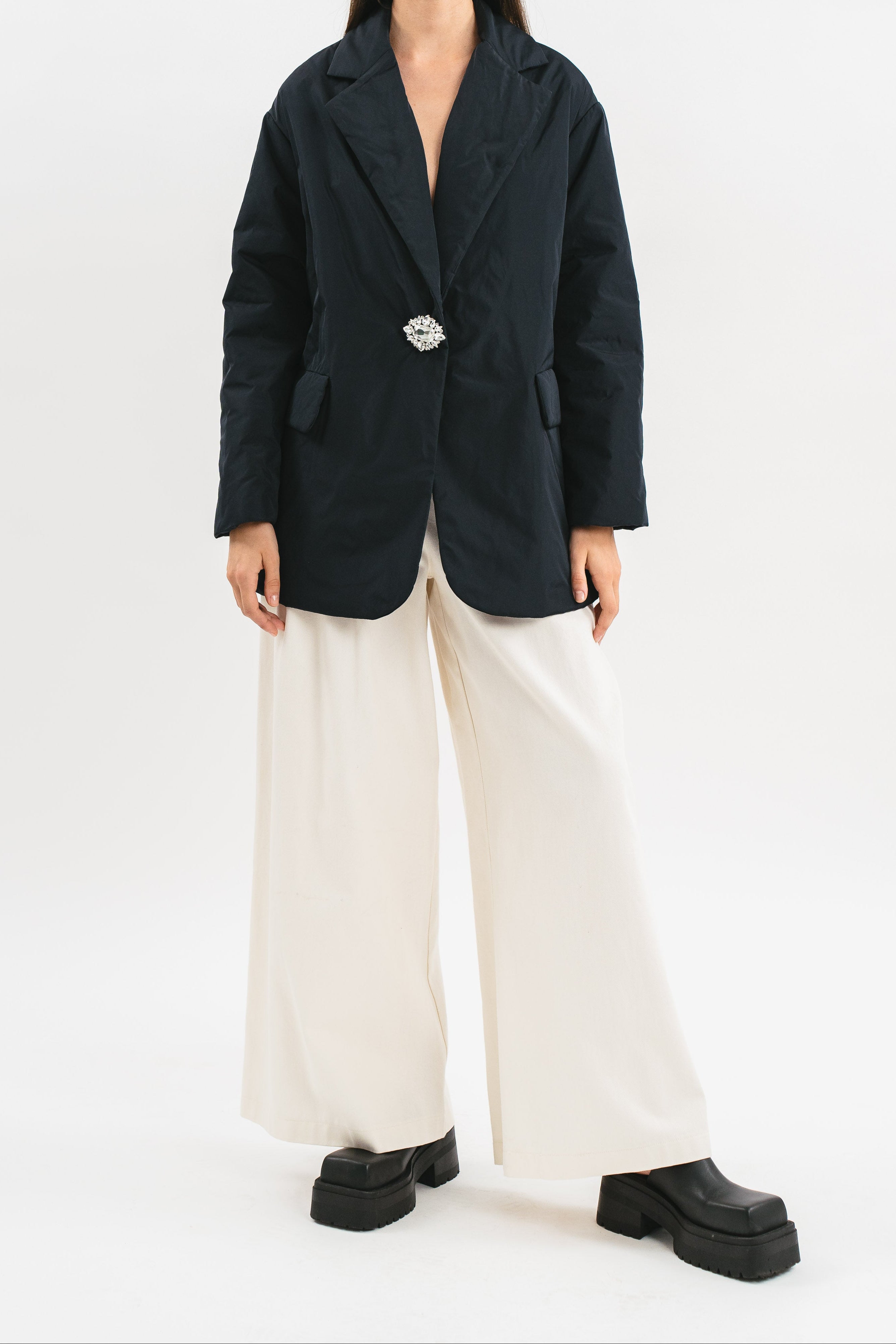 Giacca nera 100 grammi oversize con bottone gioiello 
Frontale