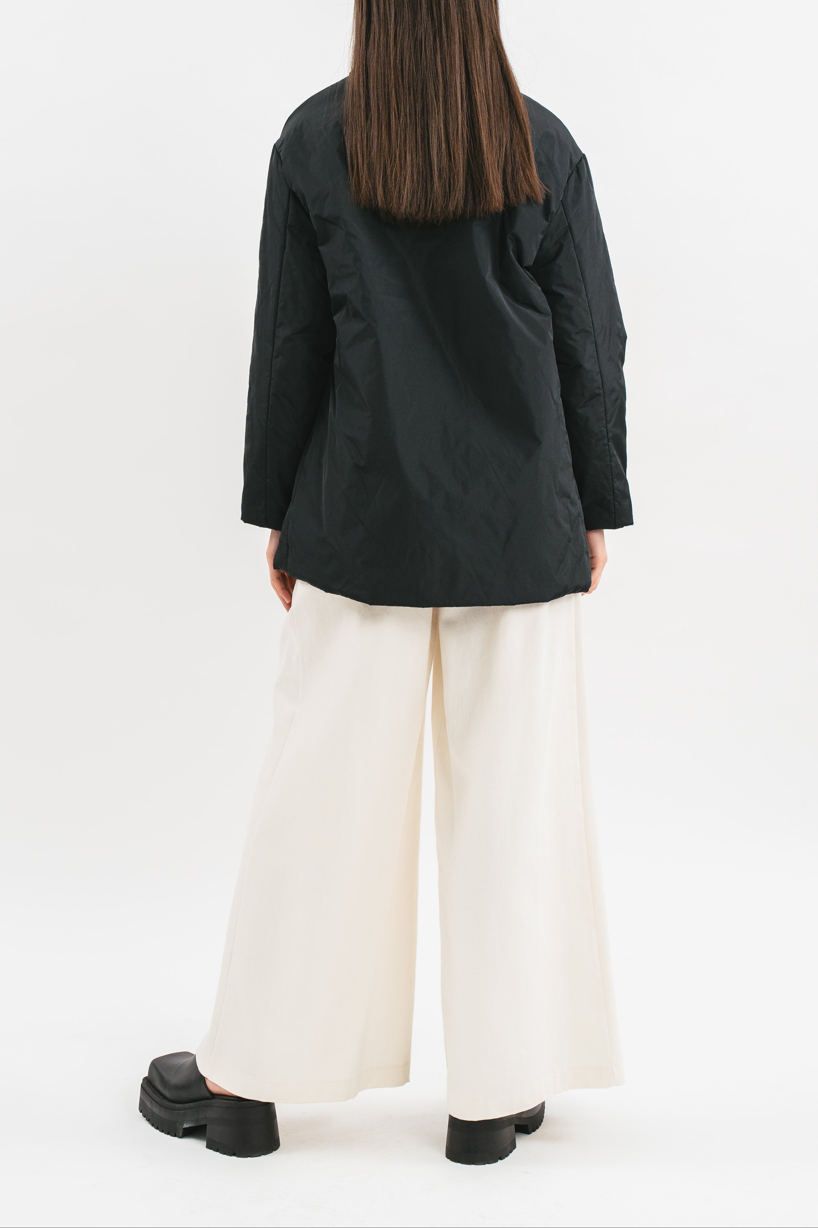Giacca nera 100 grammi oversize con bottone gioiello Posteriore