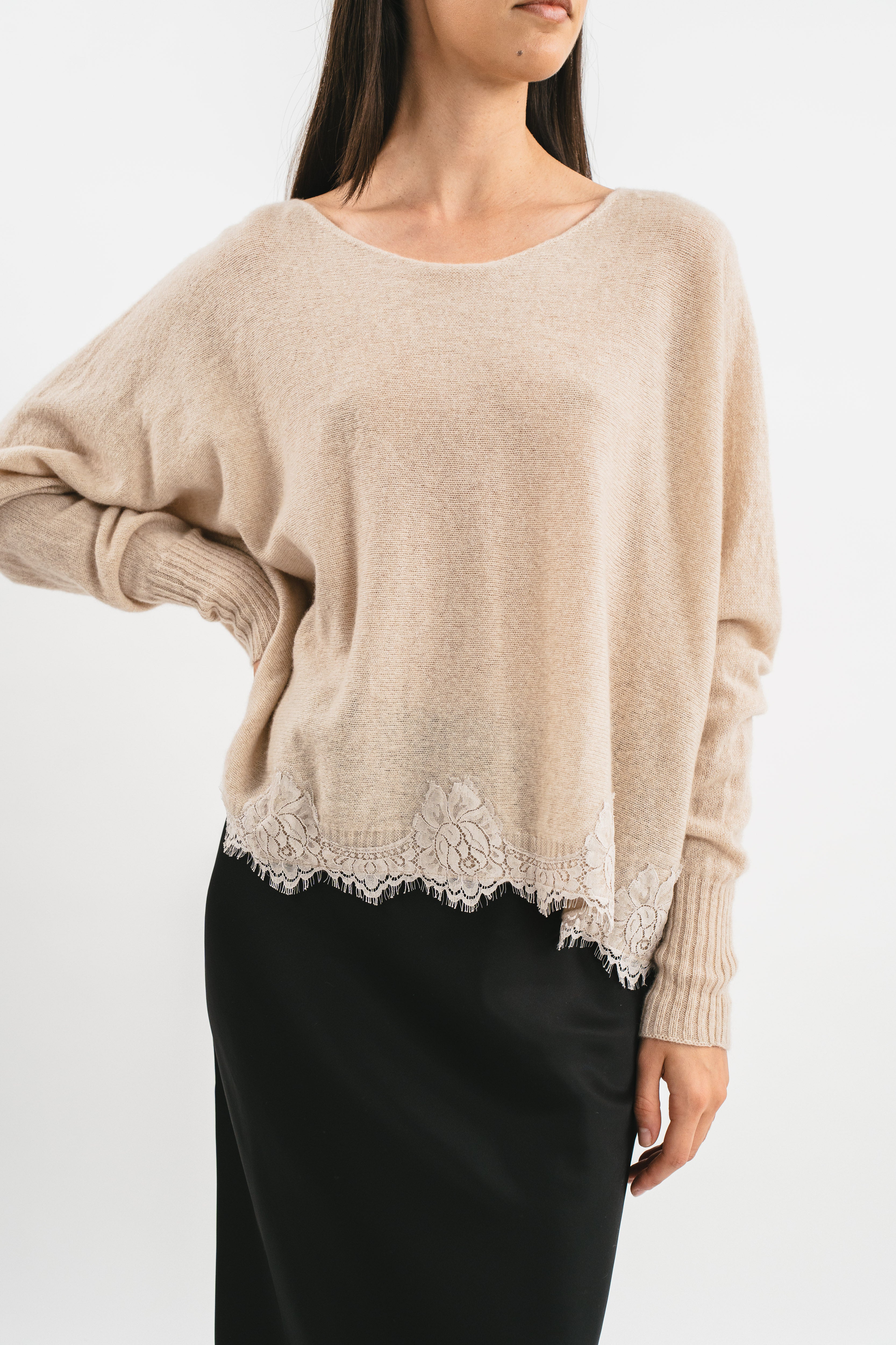 Maglia beige scollo a barca rose con pizzo Dettaglio