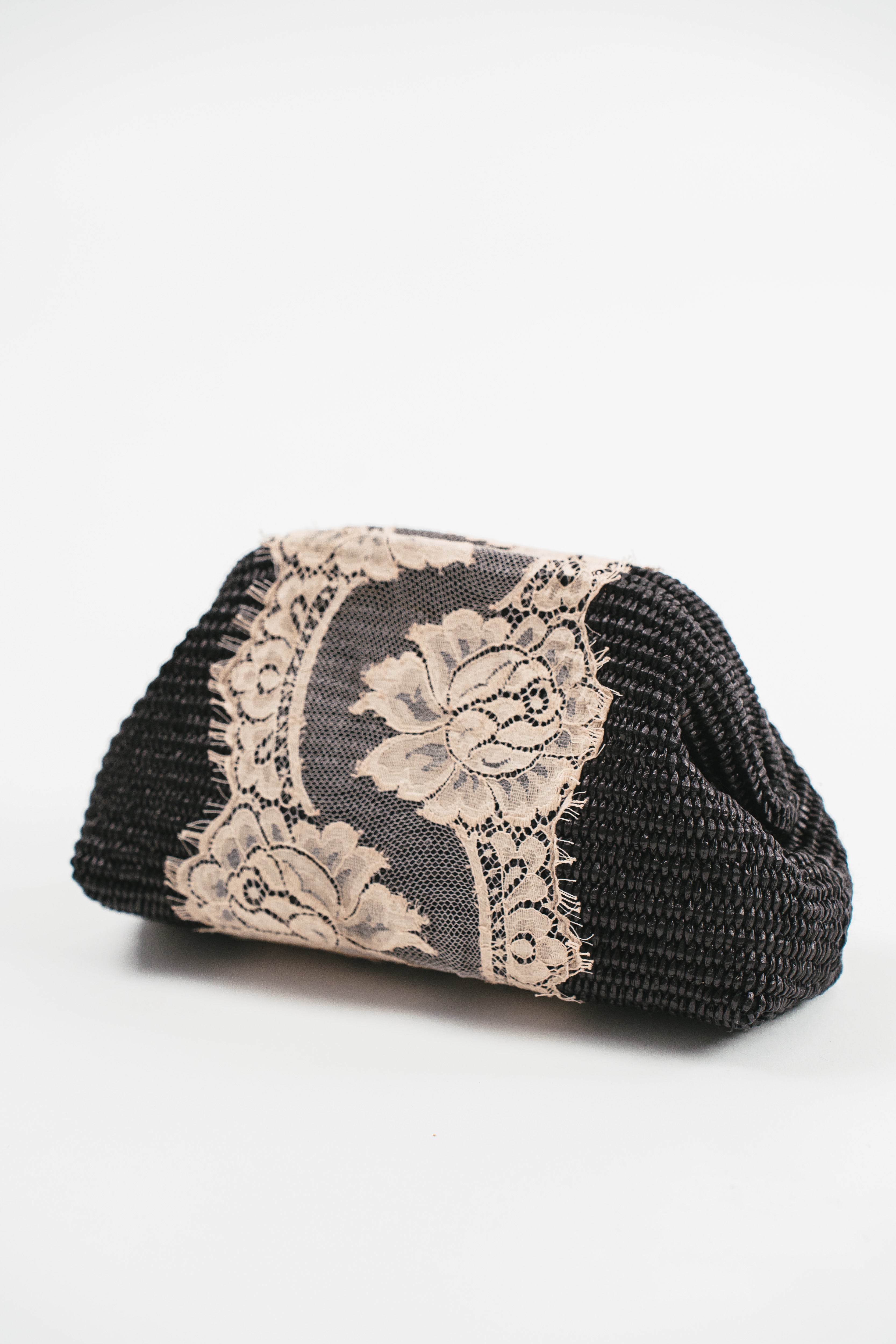 Clutch di rafia nero con pizzo, con catena oro