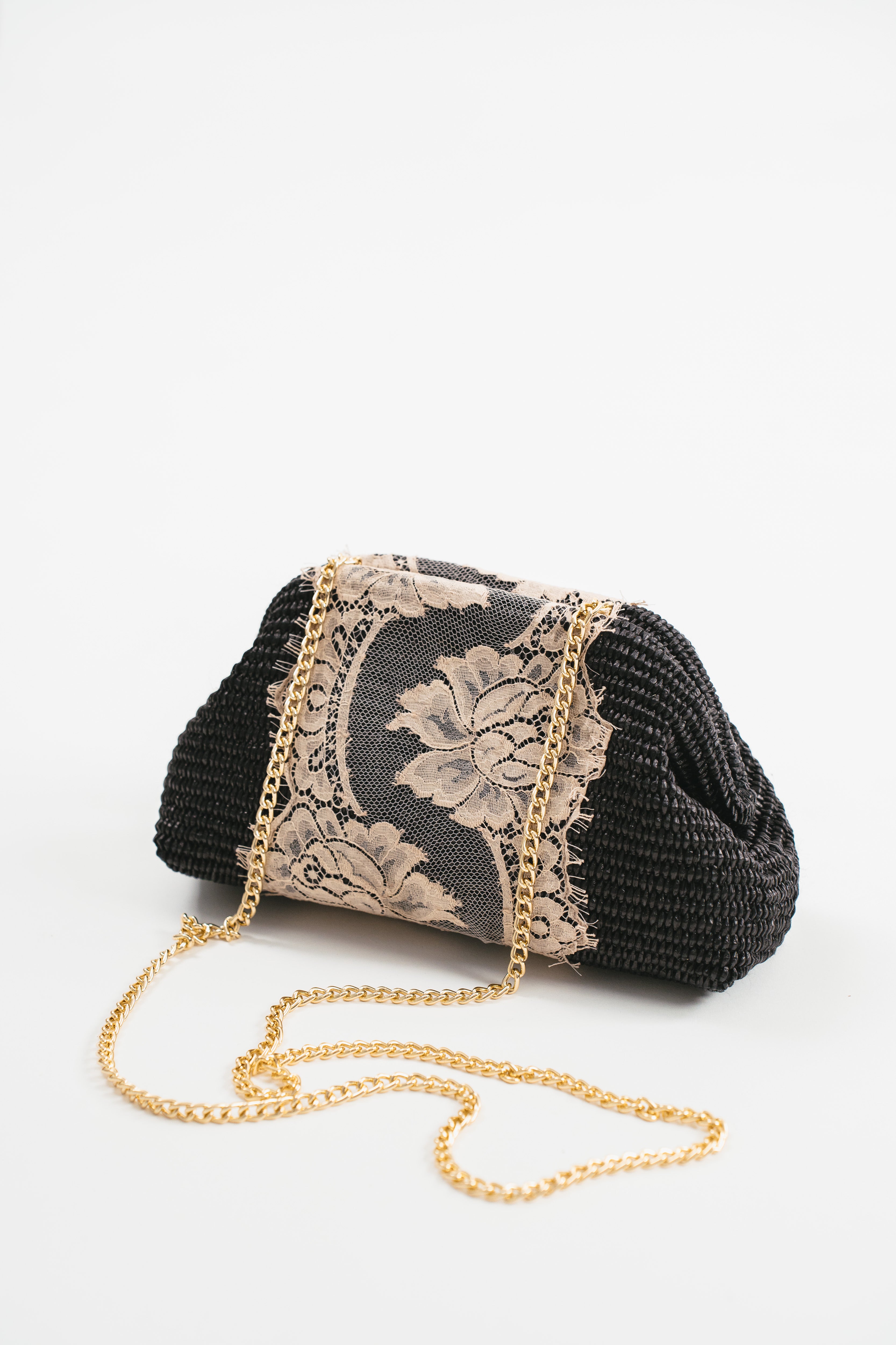 Clutch di rafia nero con pizzo, con catena oro