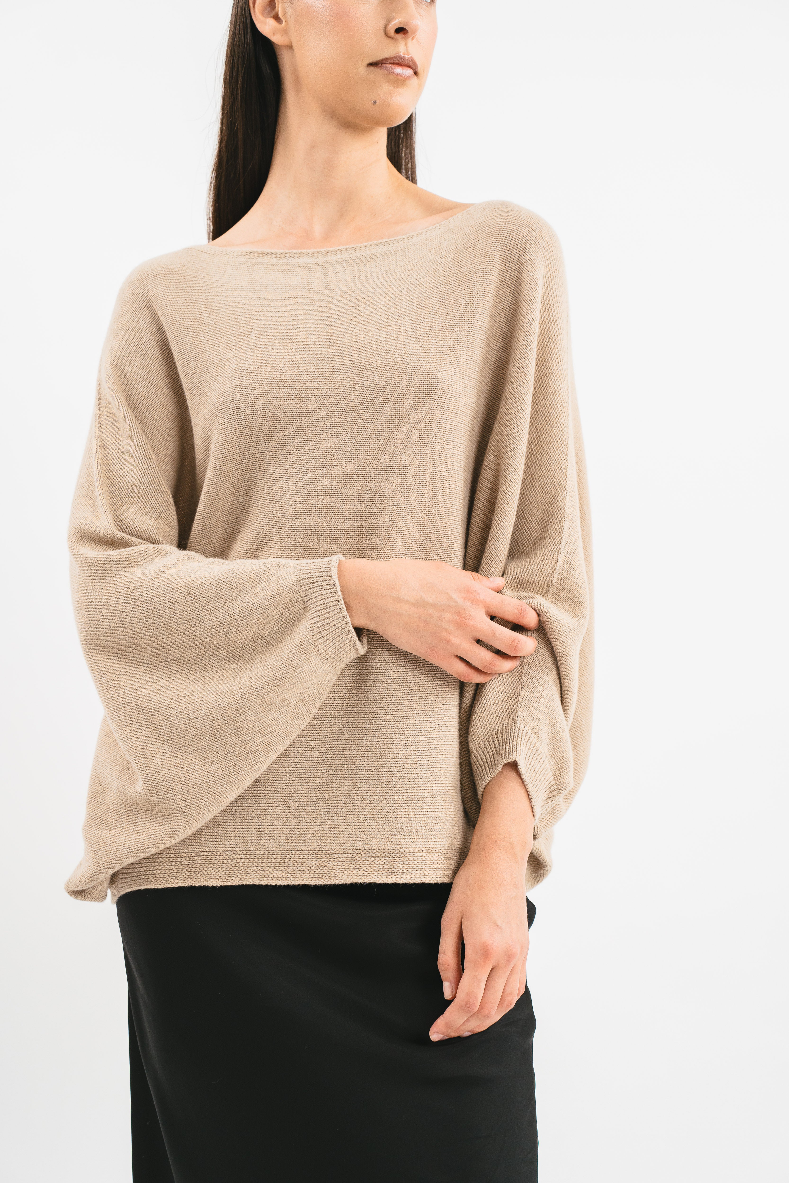 Maglia poncho beige scollo a barca Dettaglio