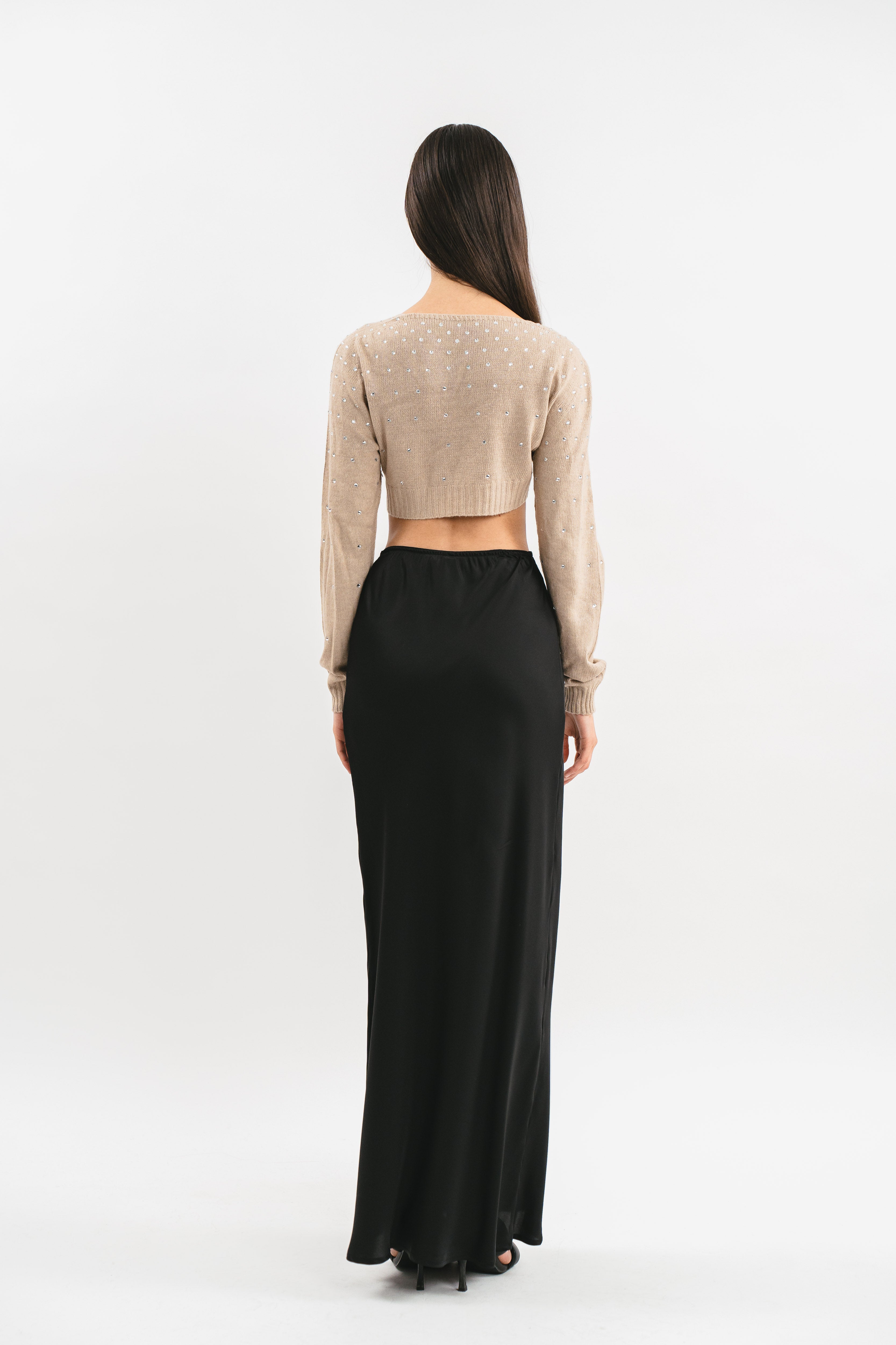 Modella indossa coprispalle beige crop con strass. Posteriore