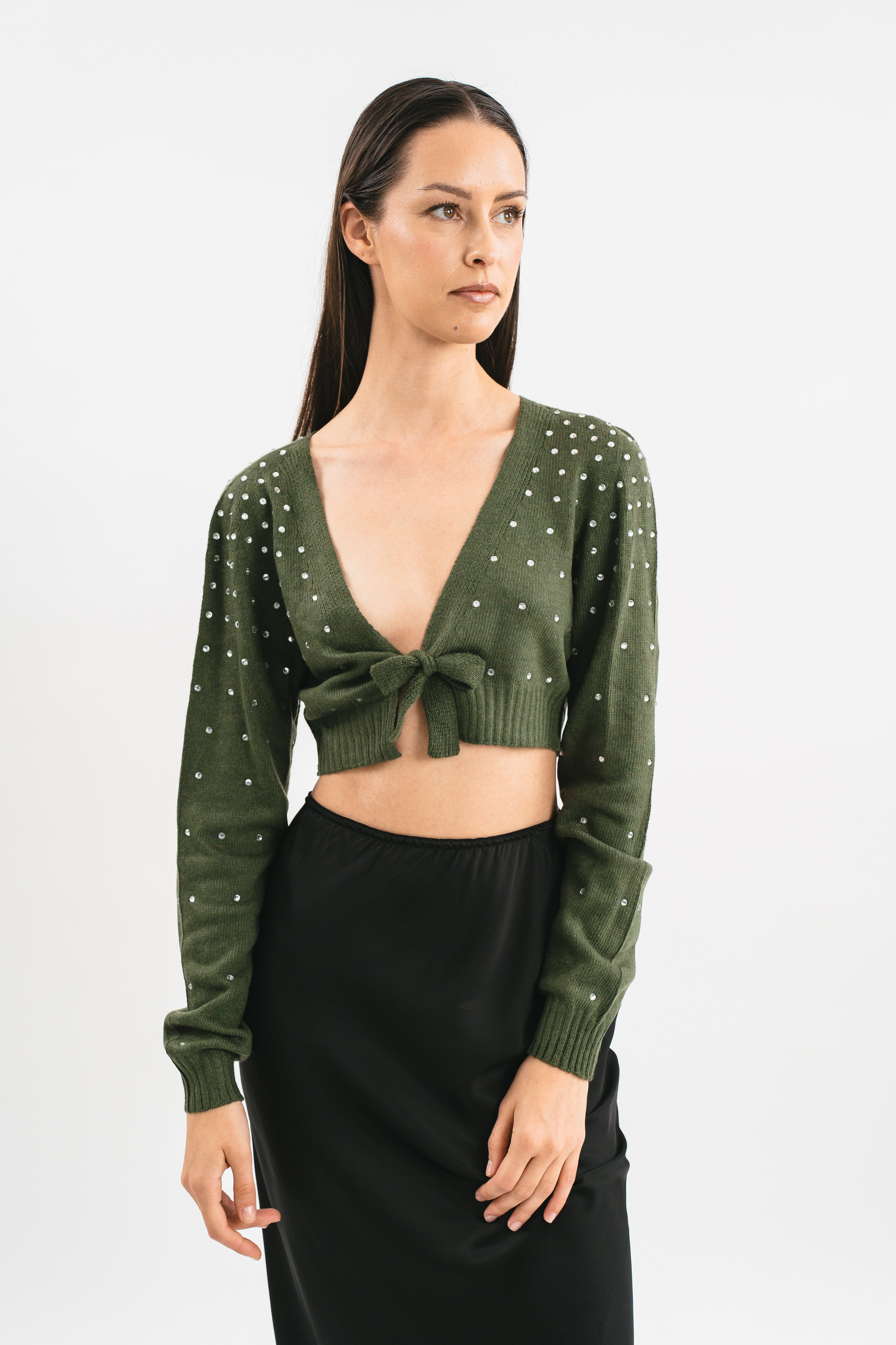 Modella indossa coprispalle verde militare crop con strass.  Dettaglio