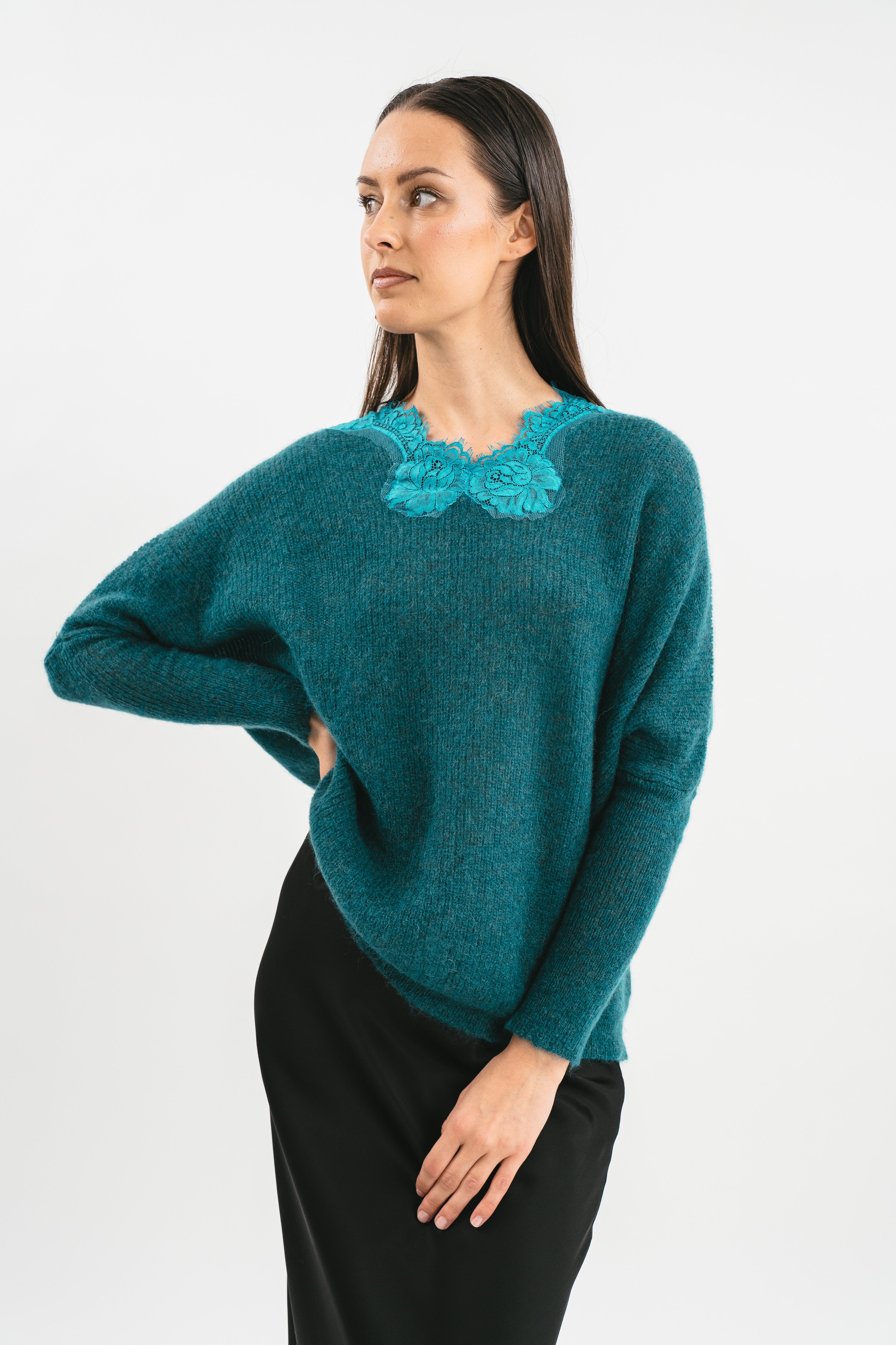 Maglia blu con scollo a V e pizzo Dettaglio