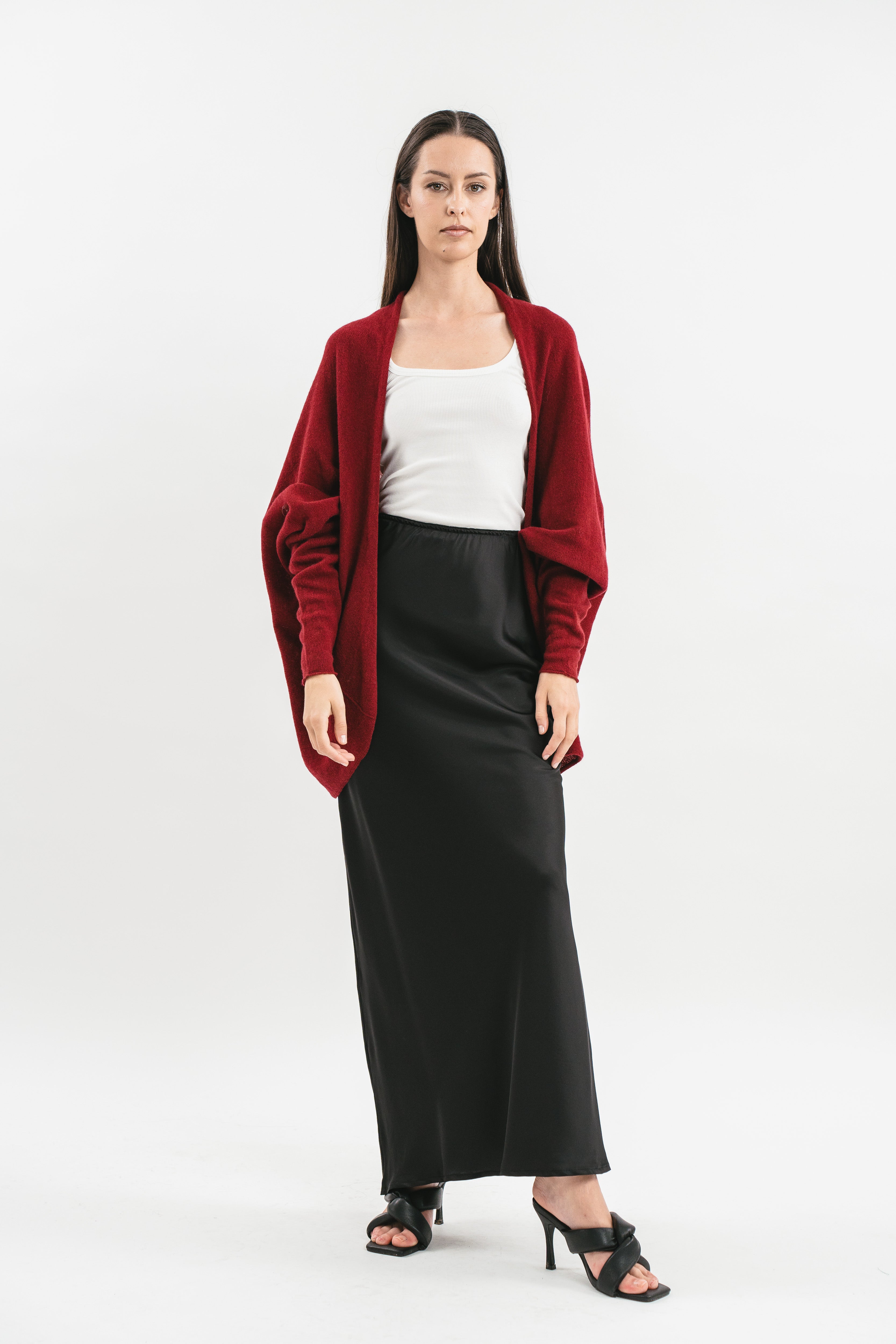 Modella indossa cardigan bordeaux oversize. Frontale