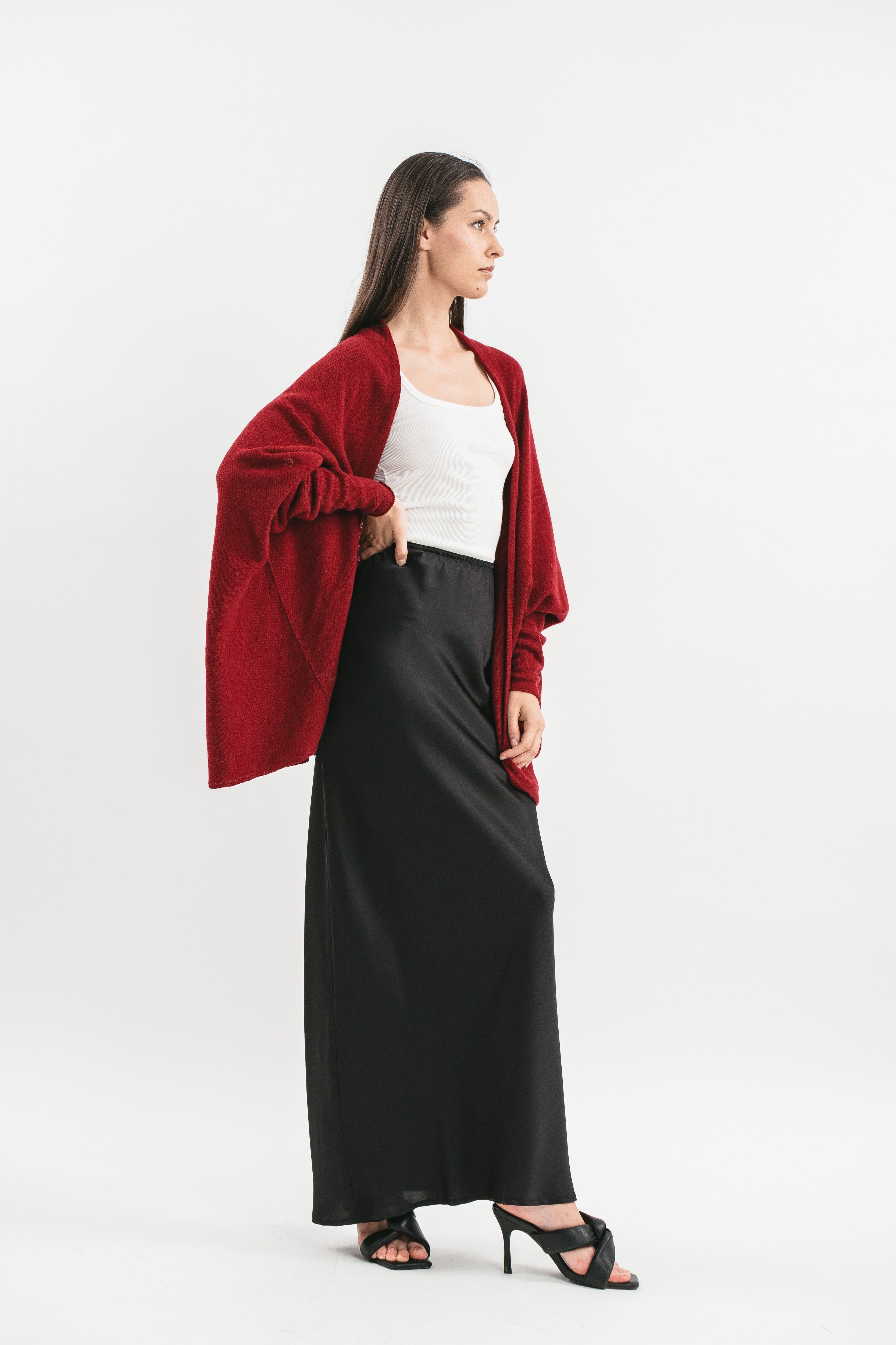 Modella indossa cardigan bordeaux oversize. Dettaglio