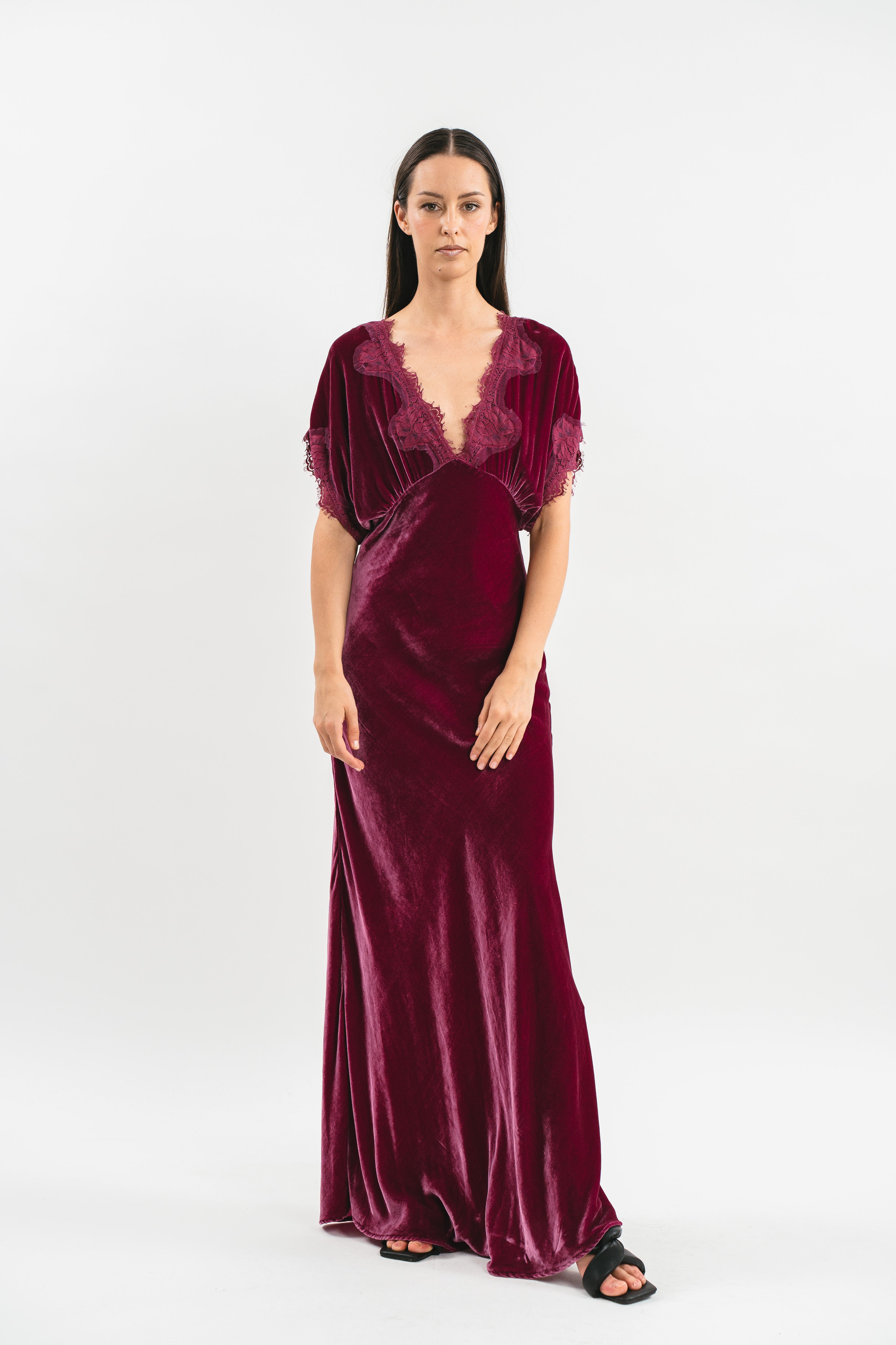 Velvet dress with short sleeves and lace