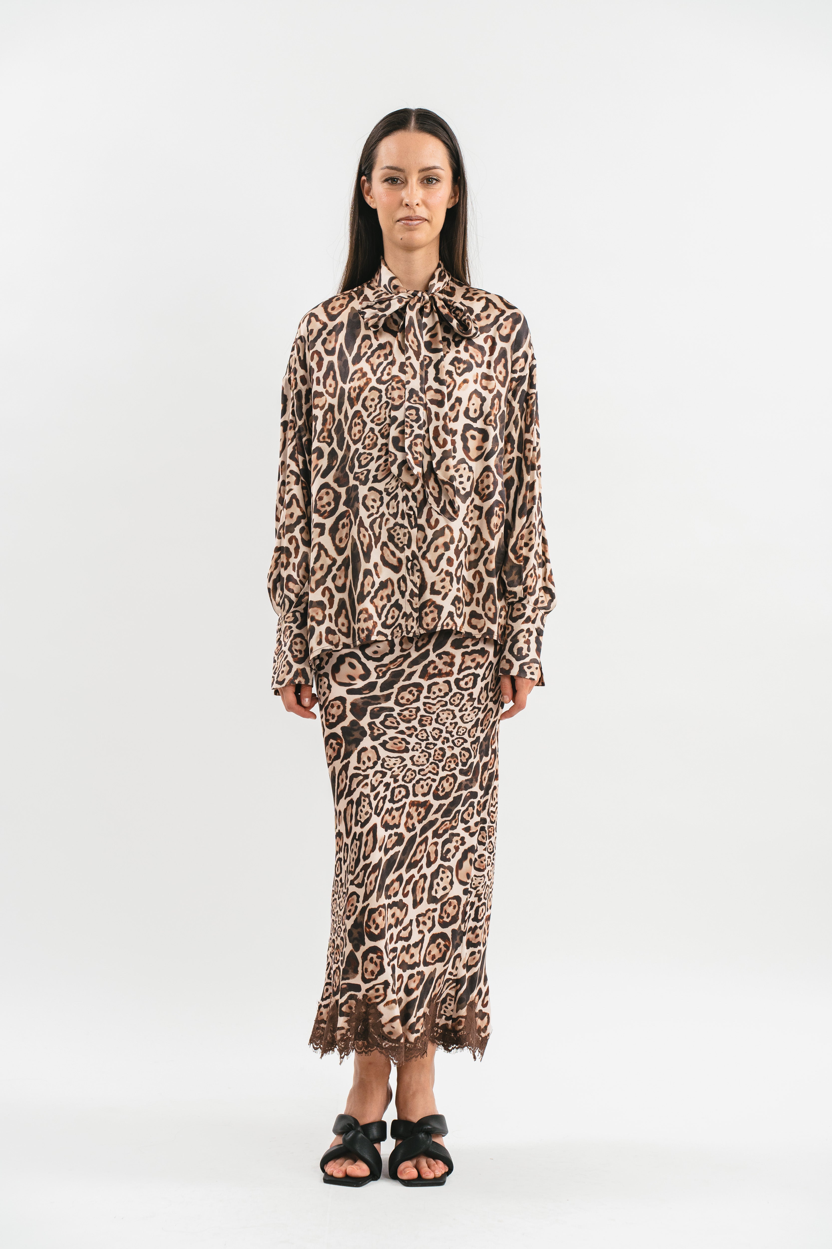 Modella indossa camicia stampa animalier maculato naturale con fiocco. Frontale