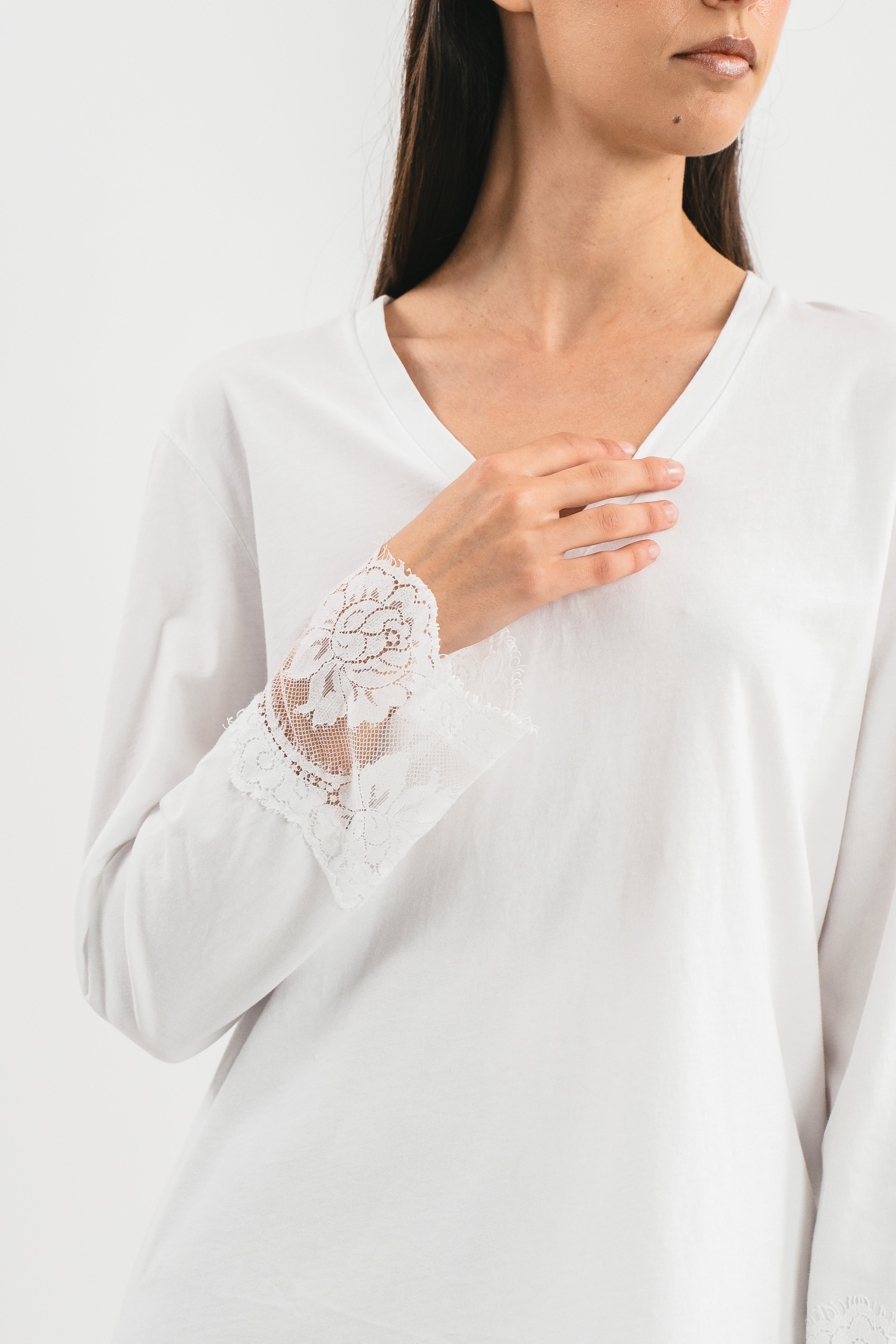 T-shirt scollo a V con pizzo