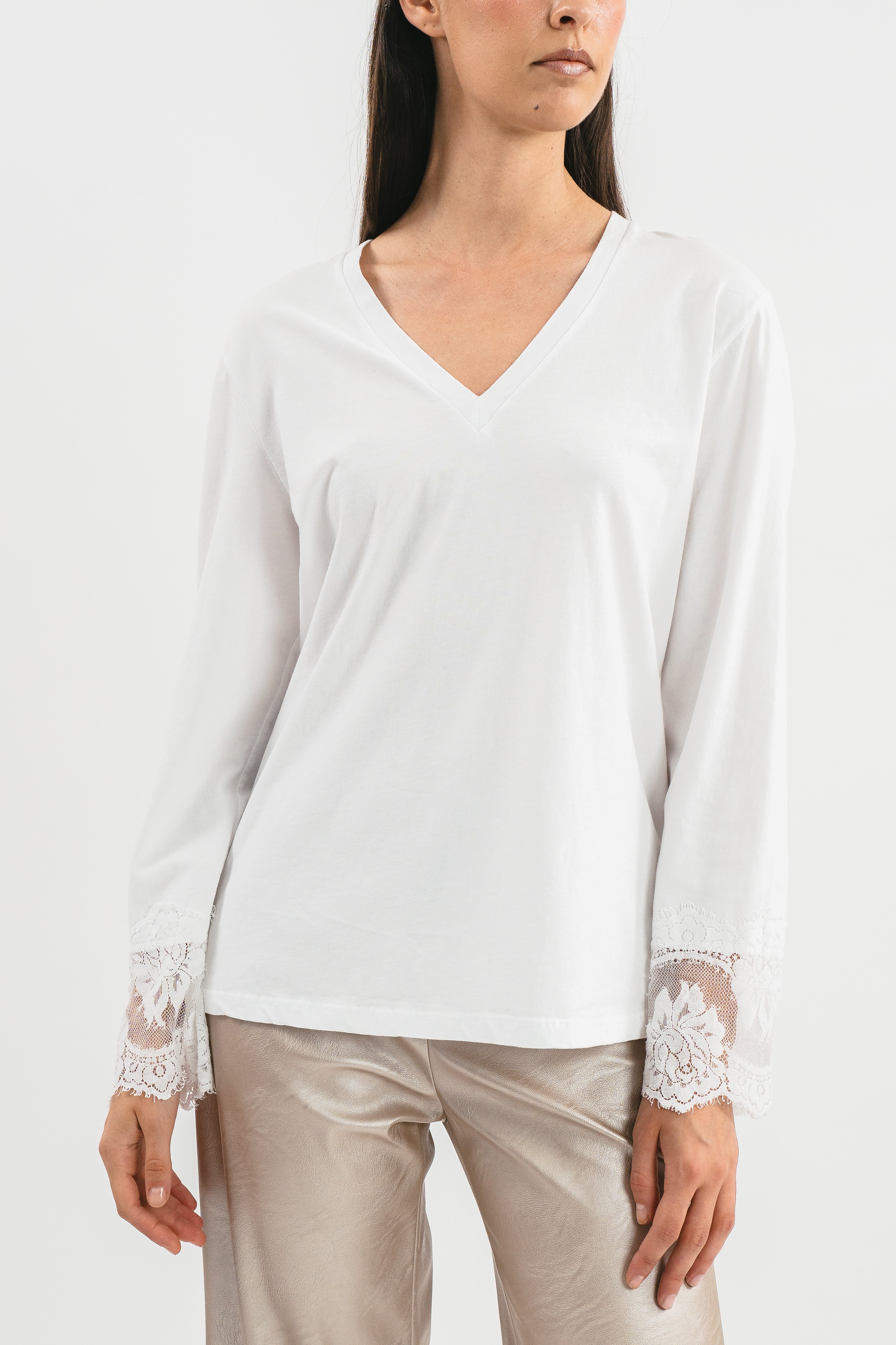 T-shirt scollo a V con pizzo