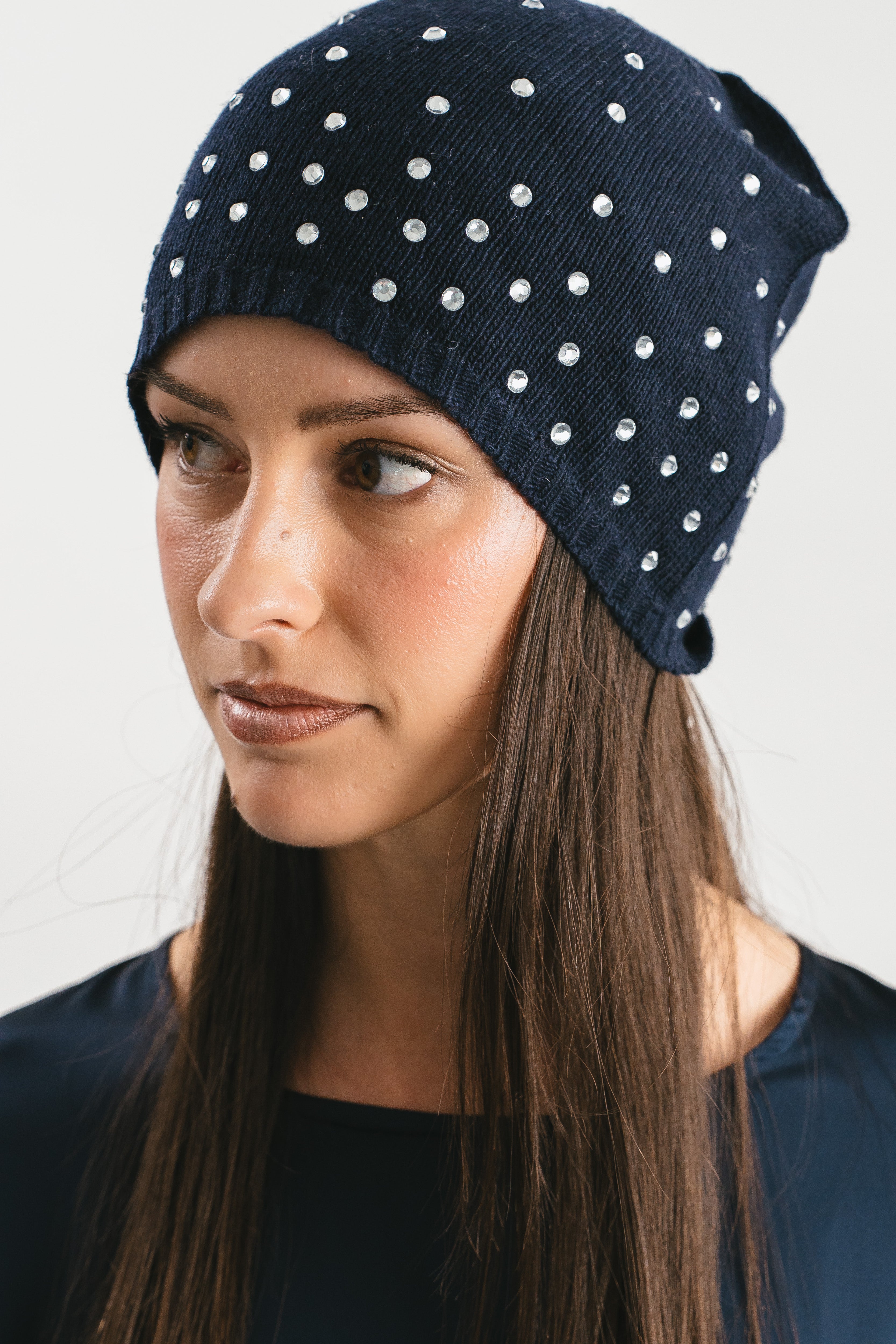 Modella indossa cappello blu con strass. Frontale