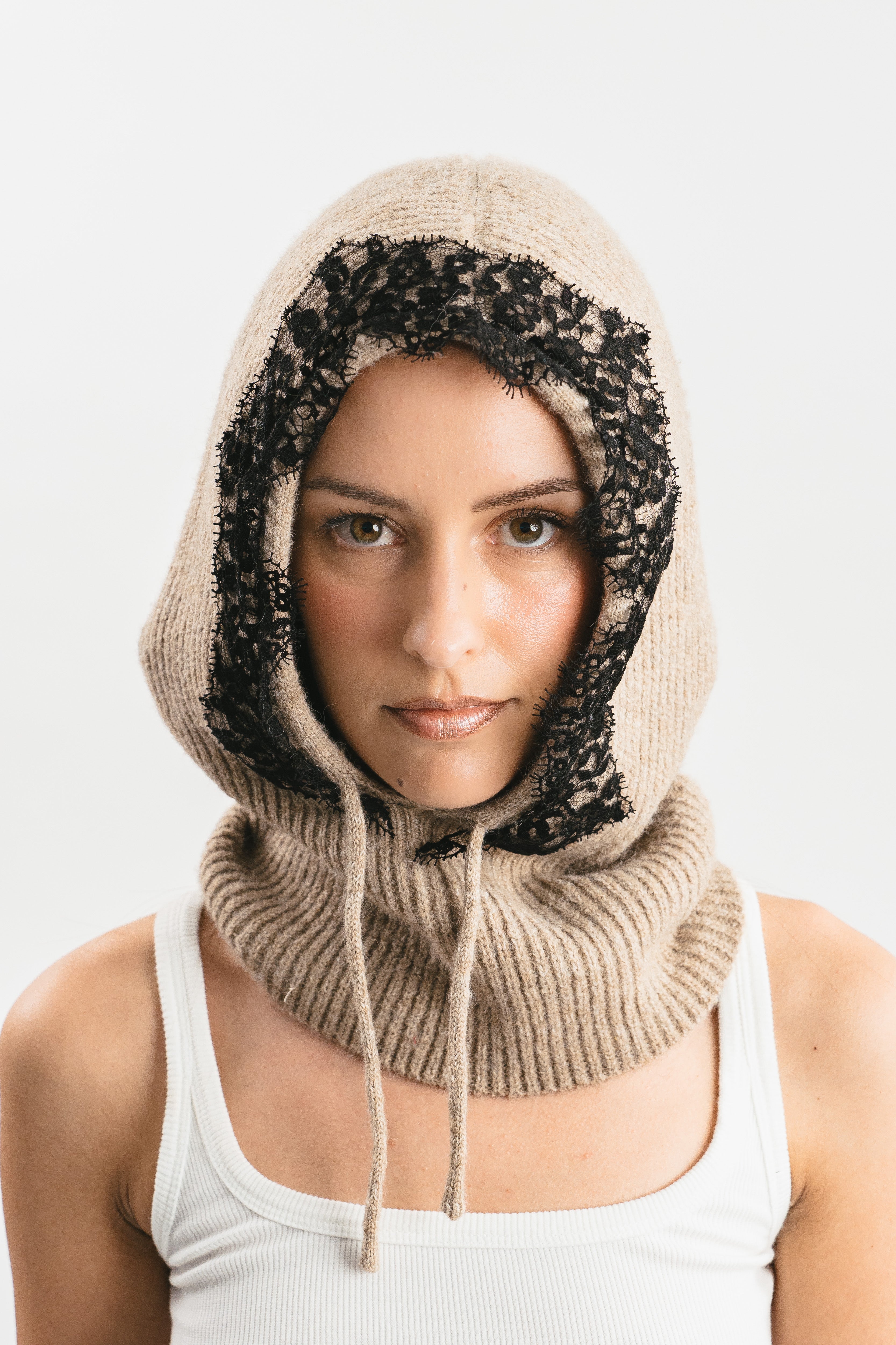 Modella indossa Balaclava con pizzo beige. Frontale