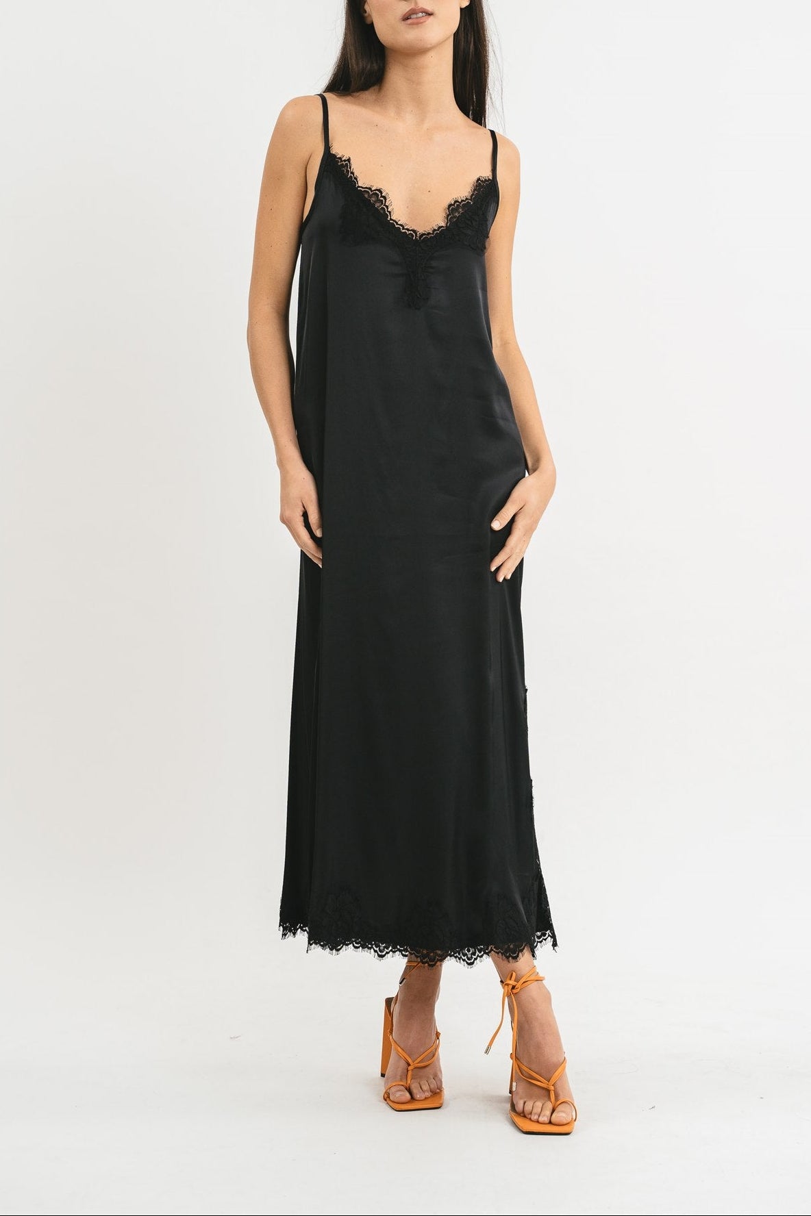 Slip dress longuette nera in viscosa satin elasticizzata con pregiato pizzo francese Frontale