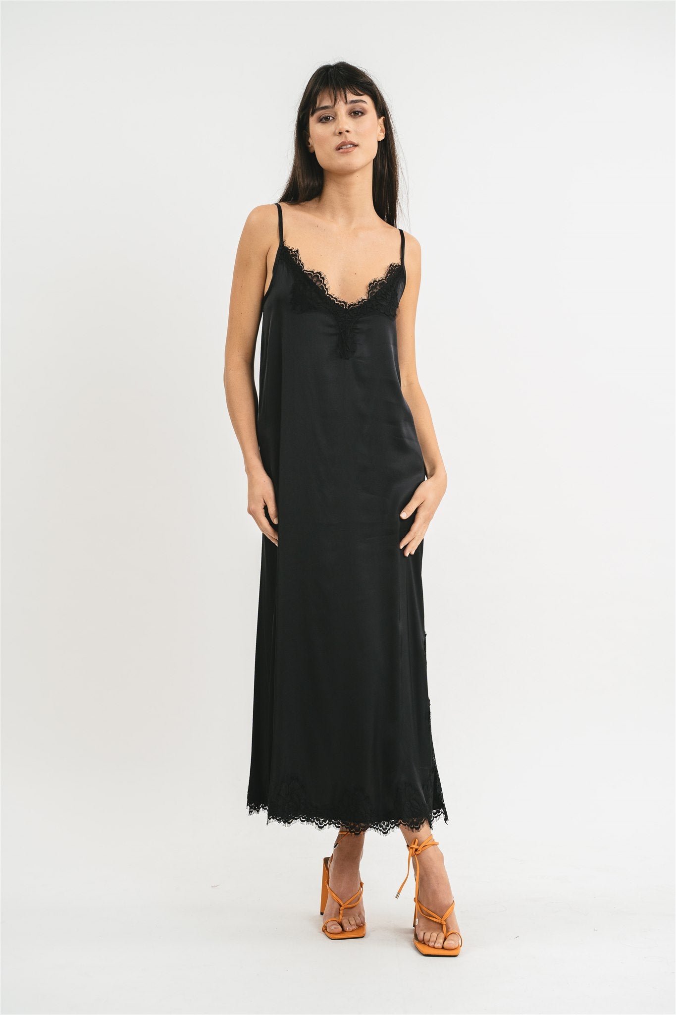 Slip dress longuette nera in viscosa satin elasticizzata con pregiato pizzo francese Frontale