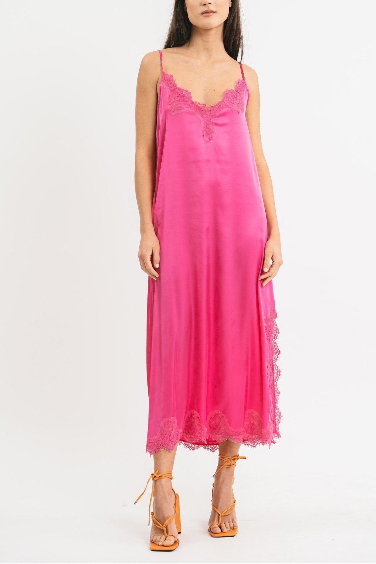 Slip dress longuette fucsia in viscosa satin elasticizzata con pregiato pizzo francese Frontale