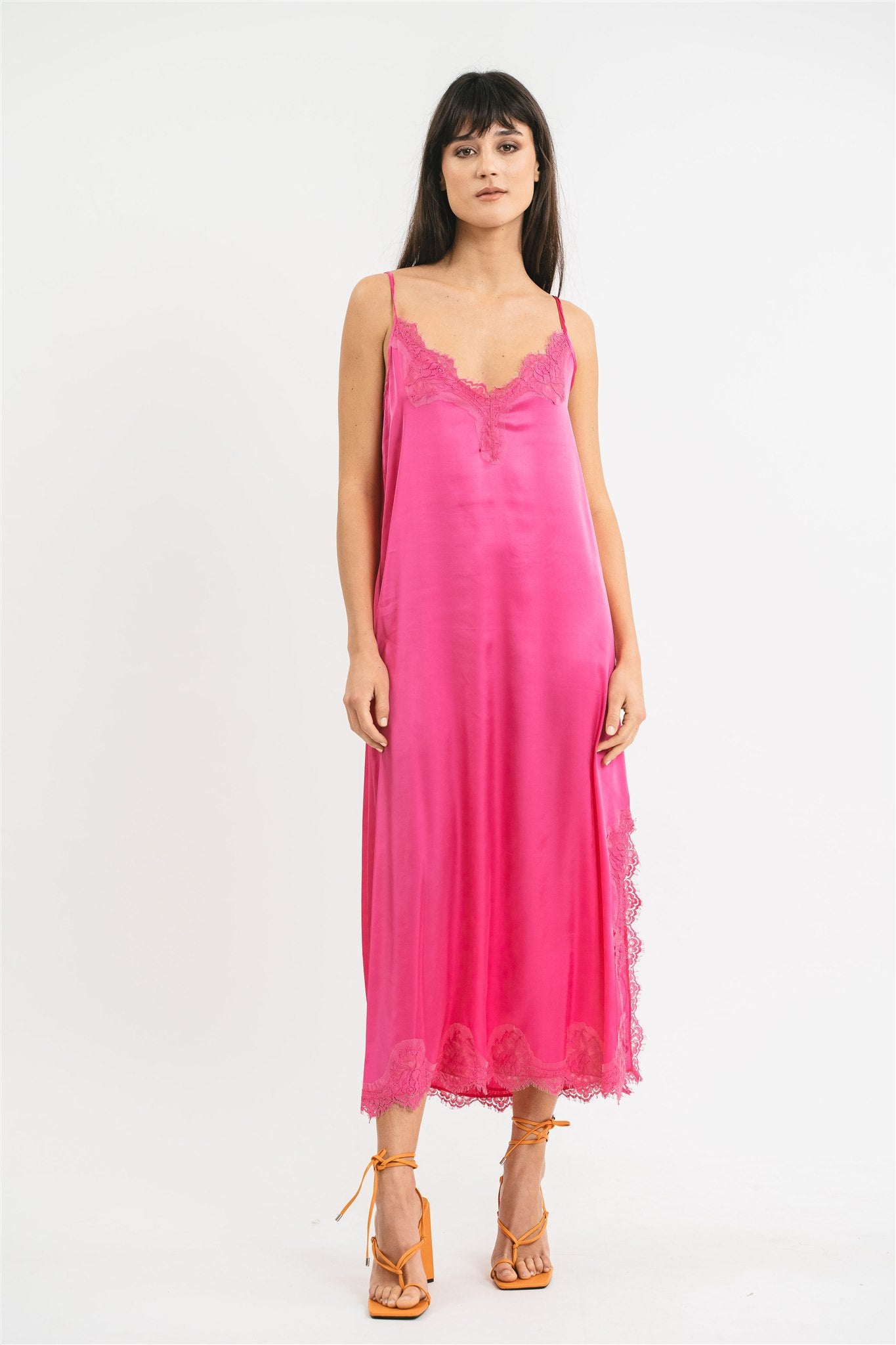 Slip dress longuette fucsia in viscosa satin elasticizzata con pregiato pizzo francese Frontale