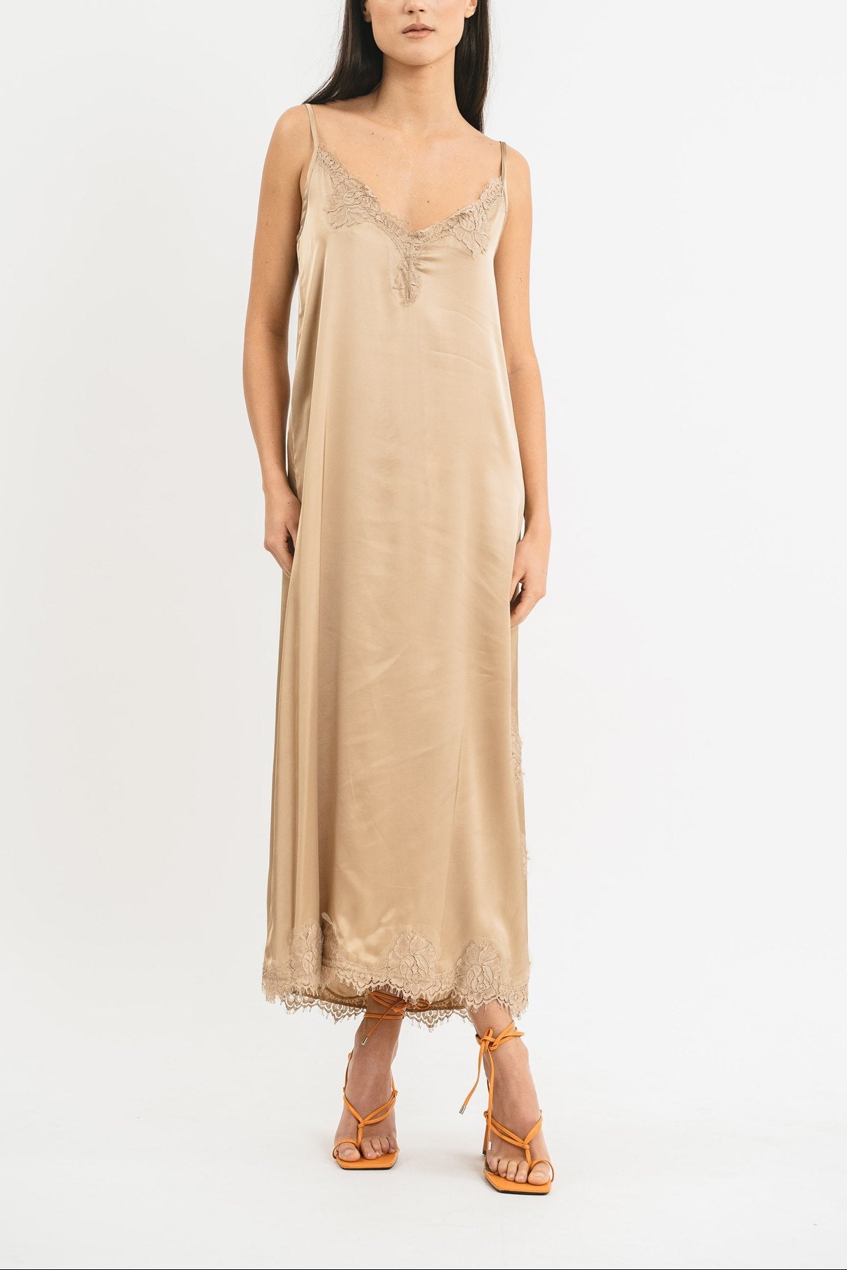 Slip dress longuette beige  in viscosa satin elasticizzata con pregiato pizzo francese Frontale