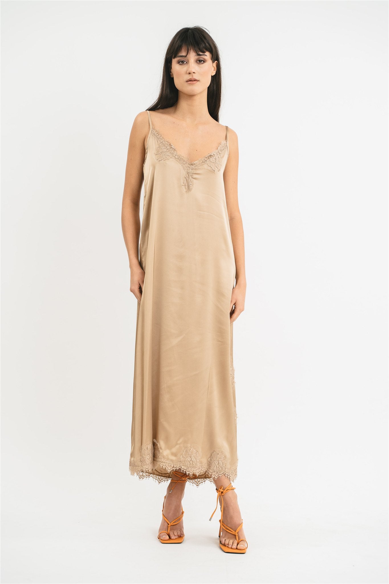 Slip dress longuette beige  in viscosa satin elasticizzata con pregiato pizzo francese Frontale