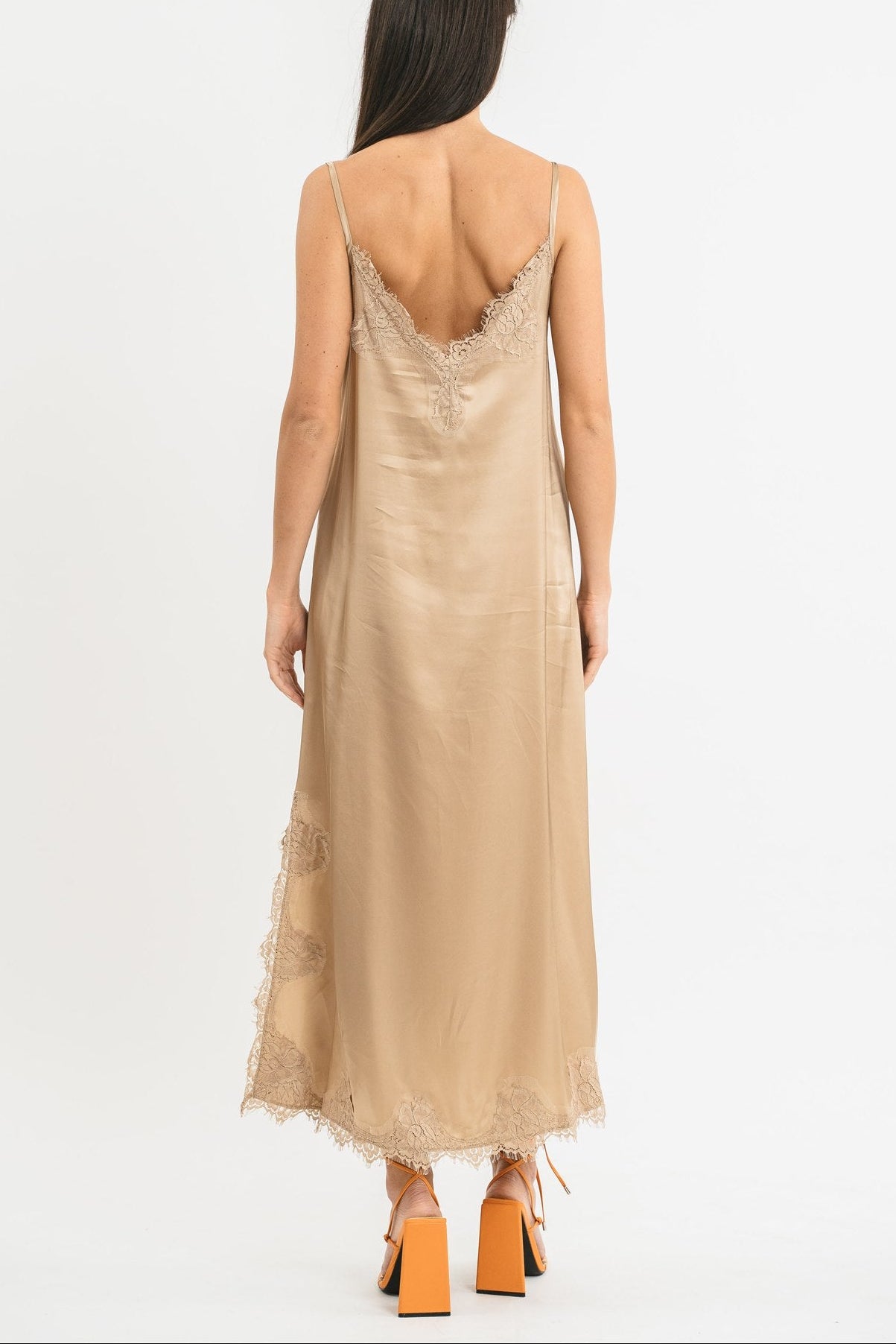 Slip dress longuette beige  in viscosa satin elasticizzata con pregiato pizzo francese Posteriore