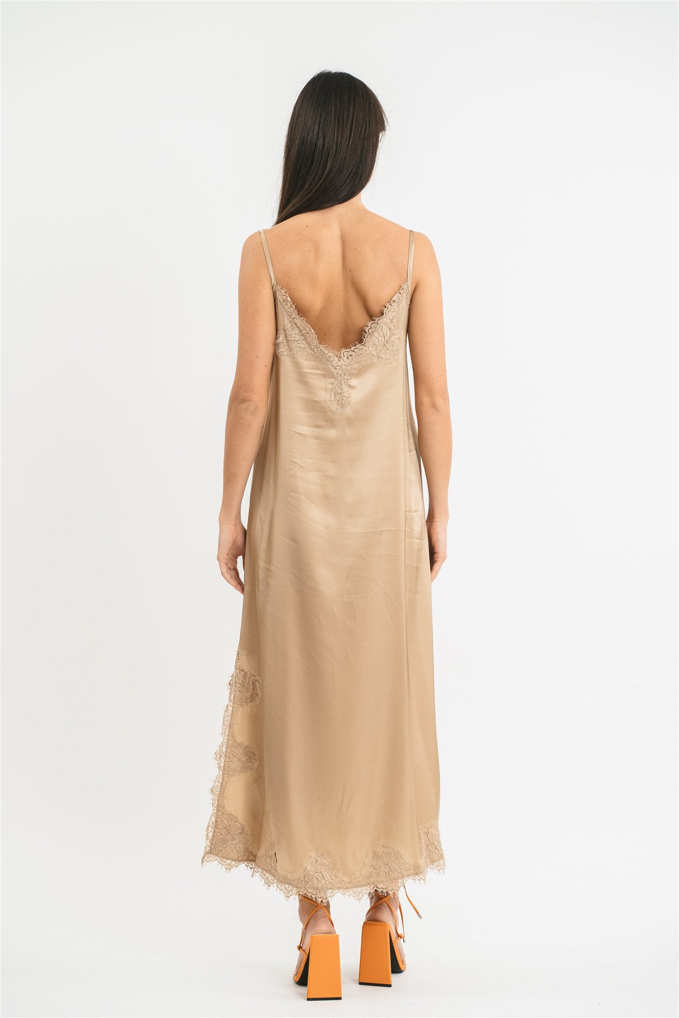 Slip dress longuette beige  in viscosa satin elasticizzata con pregiato pizzo francese Posteriore