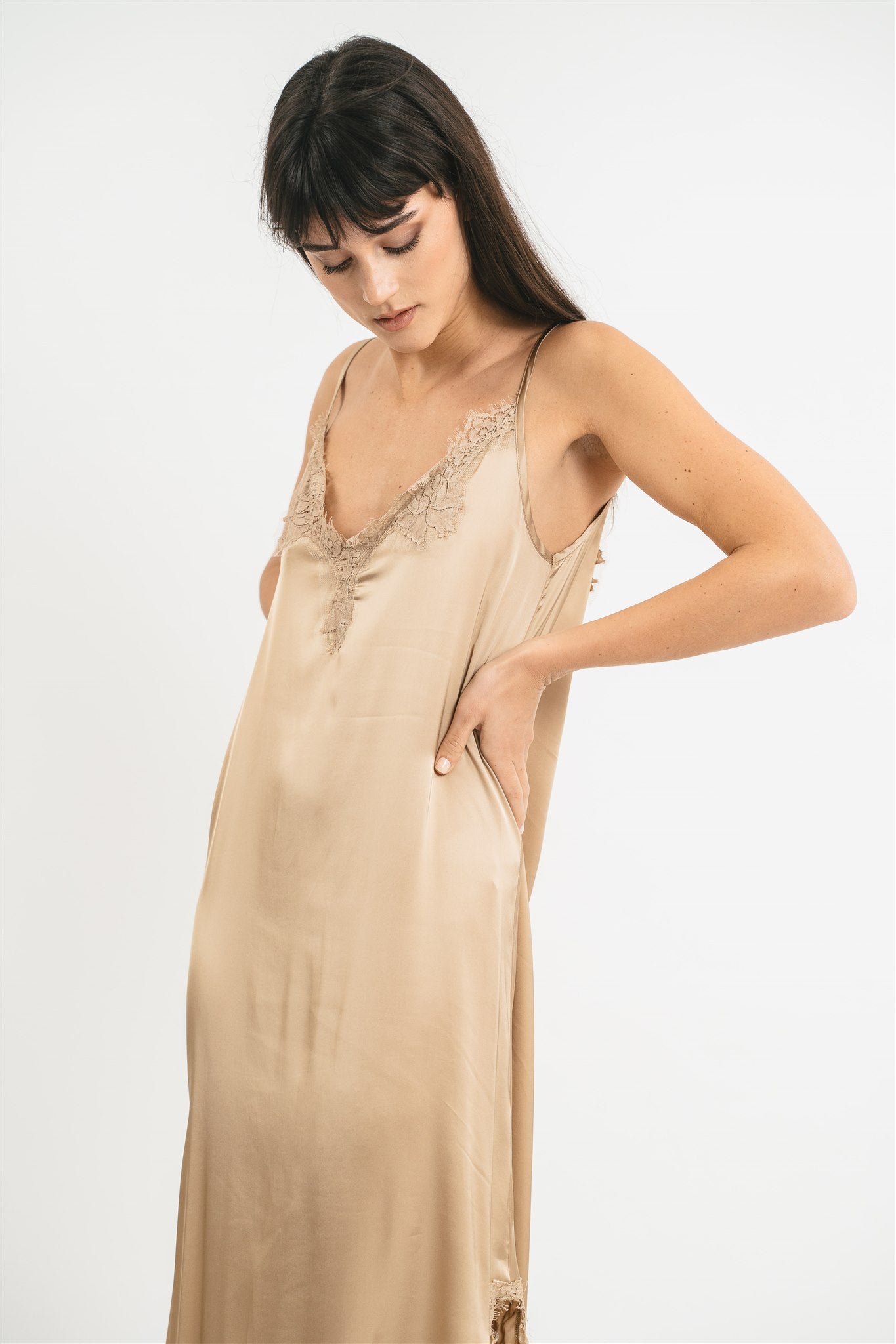 Slip dress longuette beige  in viscosa satin elasticizzata con pregiato pizzo francese Dettaglio