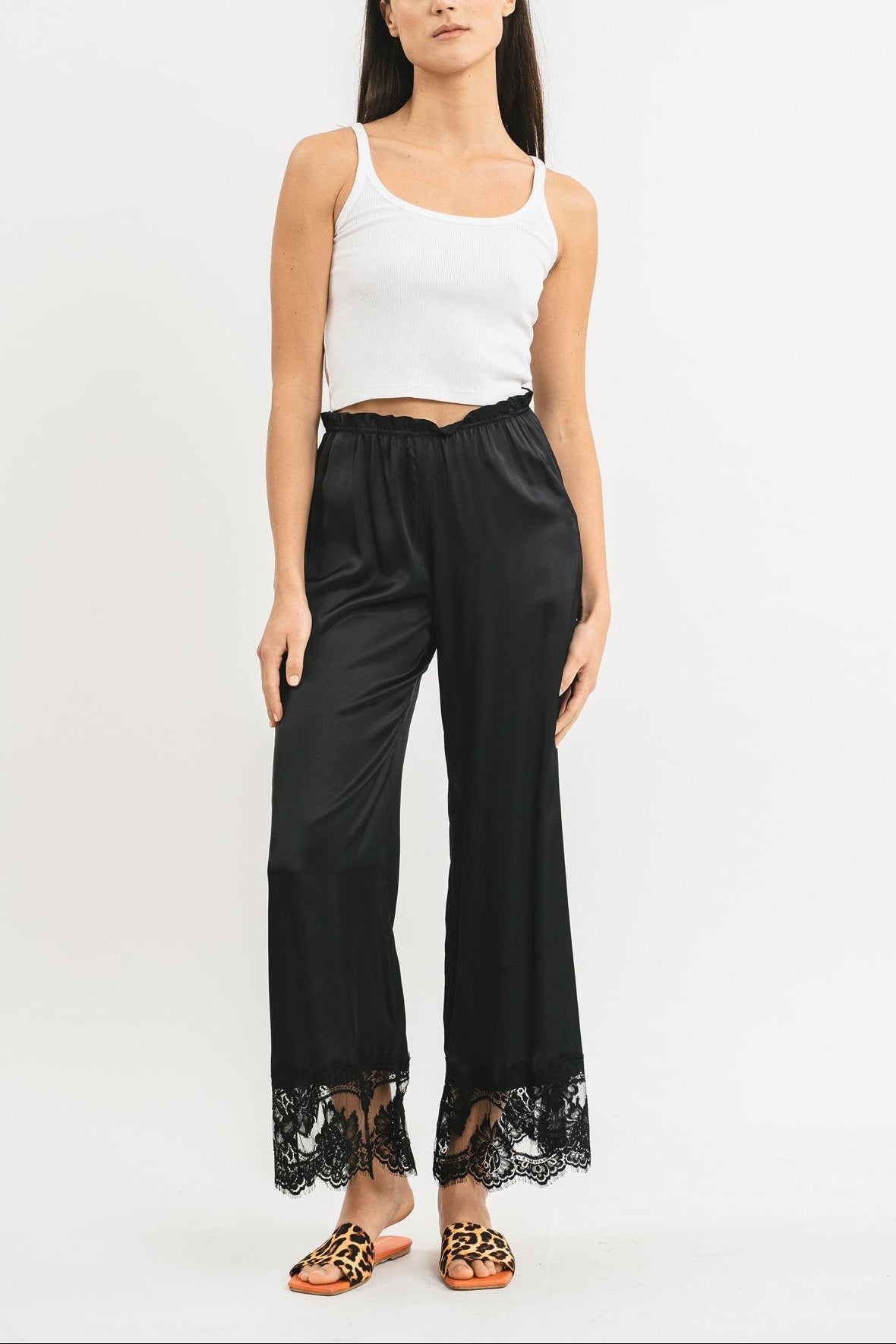Pantalone nero longuette in viscosa satin elasticizzata e pregiato pizzo francese Frontale