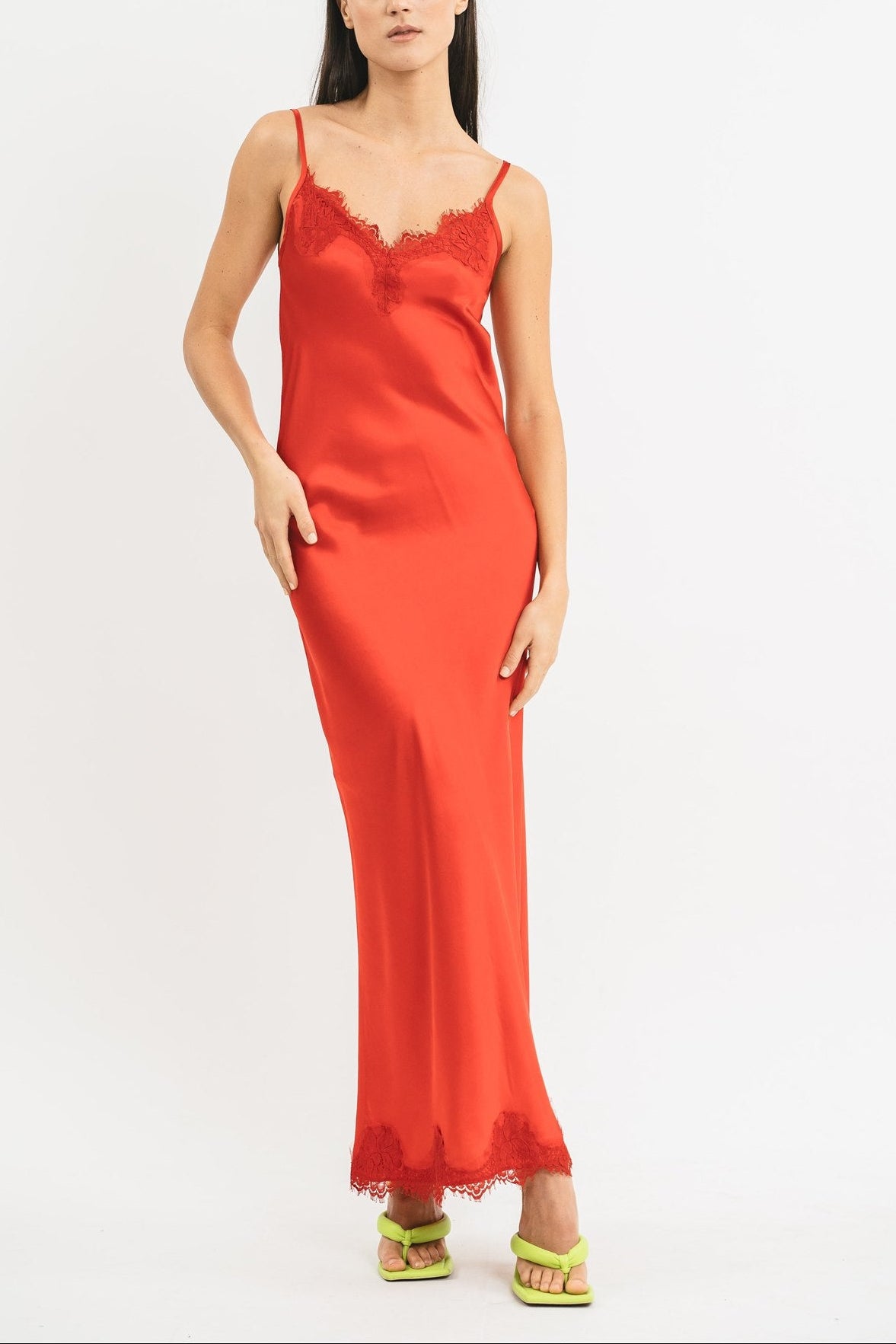 Slip Dress rosso in viscosa satin elasticizzata con rifiniture in pregiato pizzo francese Frontale