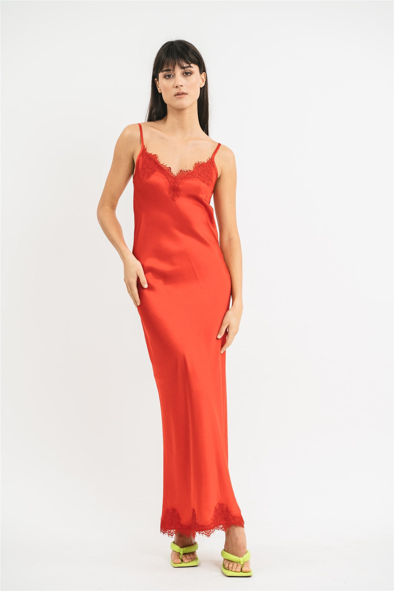 Slip Dress rosso in viscosa satin elasticizzata con rifiniture in pregiato pizzo francese Frontale