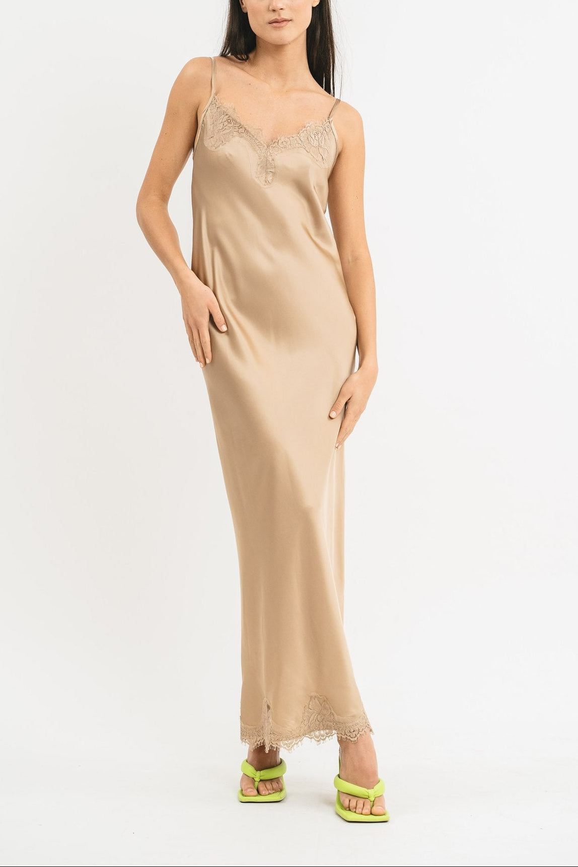 Slip Dress beige in viscosa satin elasticizzata con rifiniture in pregiato pizzo francese Dettaglio