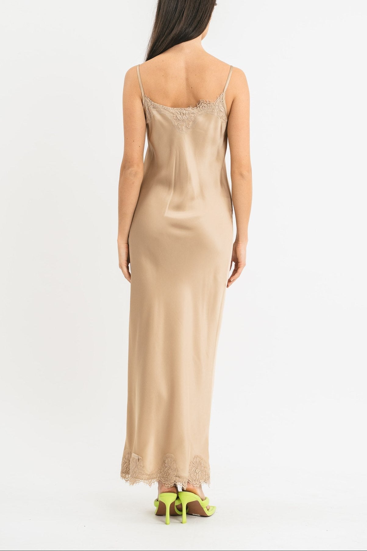 Slip Dress beige in viscosa satin elasticizzata con rifiniture in pregiato pizzo francese Posteriore