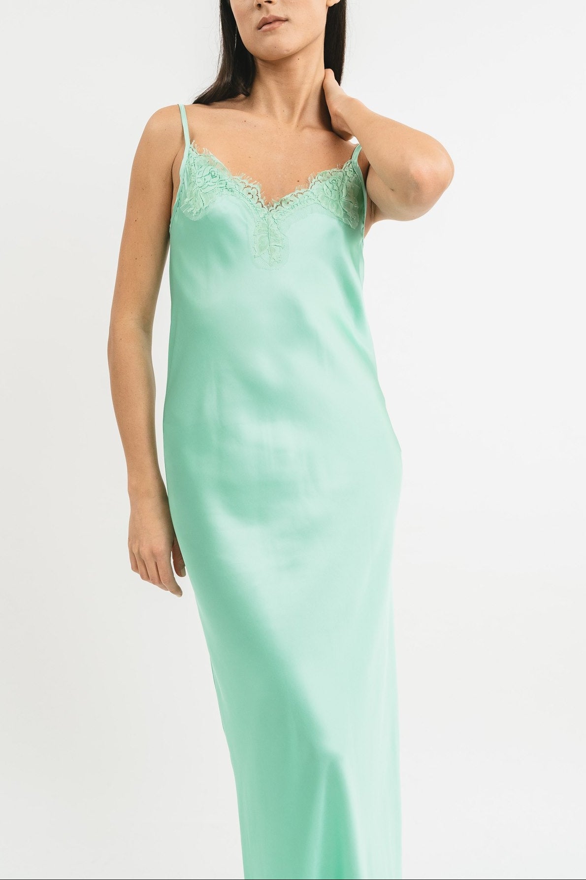 Slip Dress in viscosa satin elasticizzata con rifiniture in pregiato pizzo francese Dettaglio