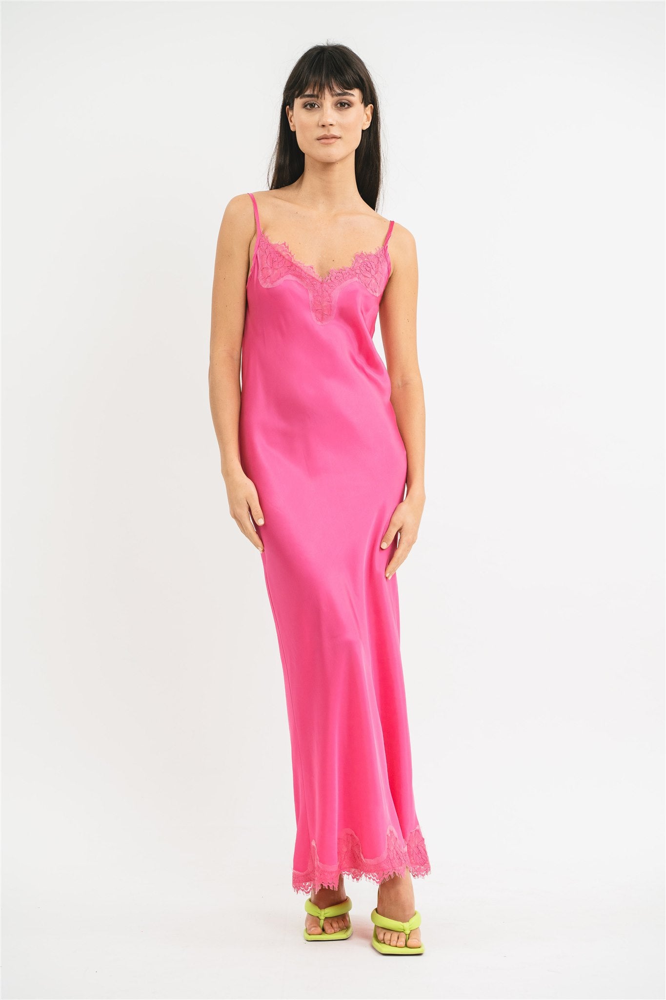 Slip Dress fucsia in viscosa satin elasticizzata con rifiniture in pregiato pizzo francese Frontale