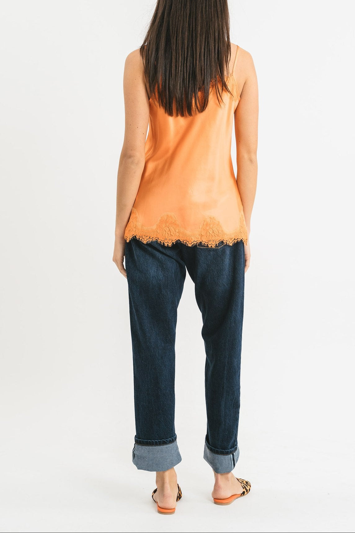 Top arancio in viscosa satin elasticizzata con rifiniture in pregiato pizzo francese Posteriore
