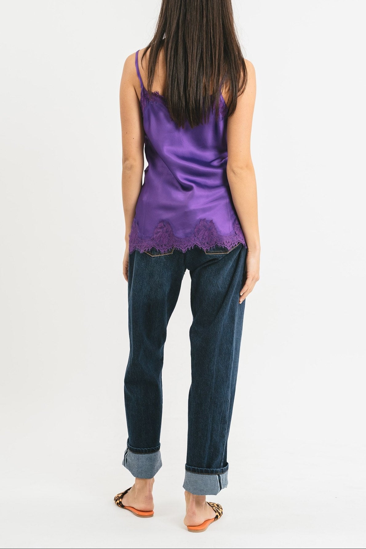 Top viola in viscosa satin elasticizzata con rifiniture in pregiato pizzo francese Posteriore