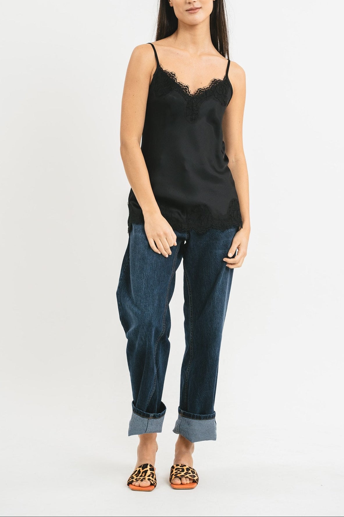 Top nero in viscosa satin elasticizzata con rifiniture in pregiato pizzo francese Frontale