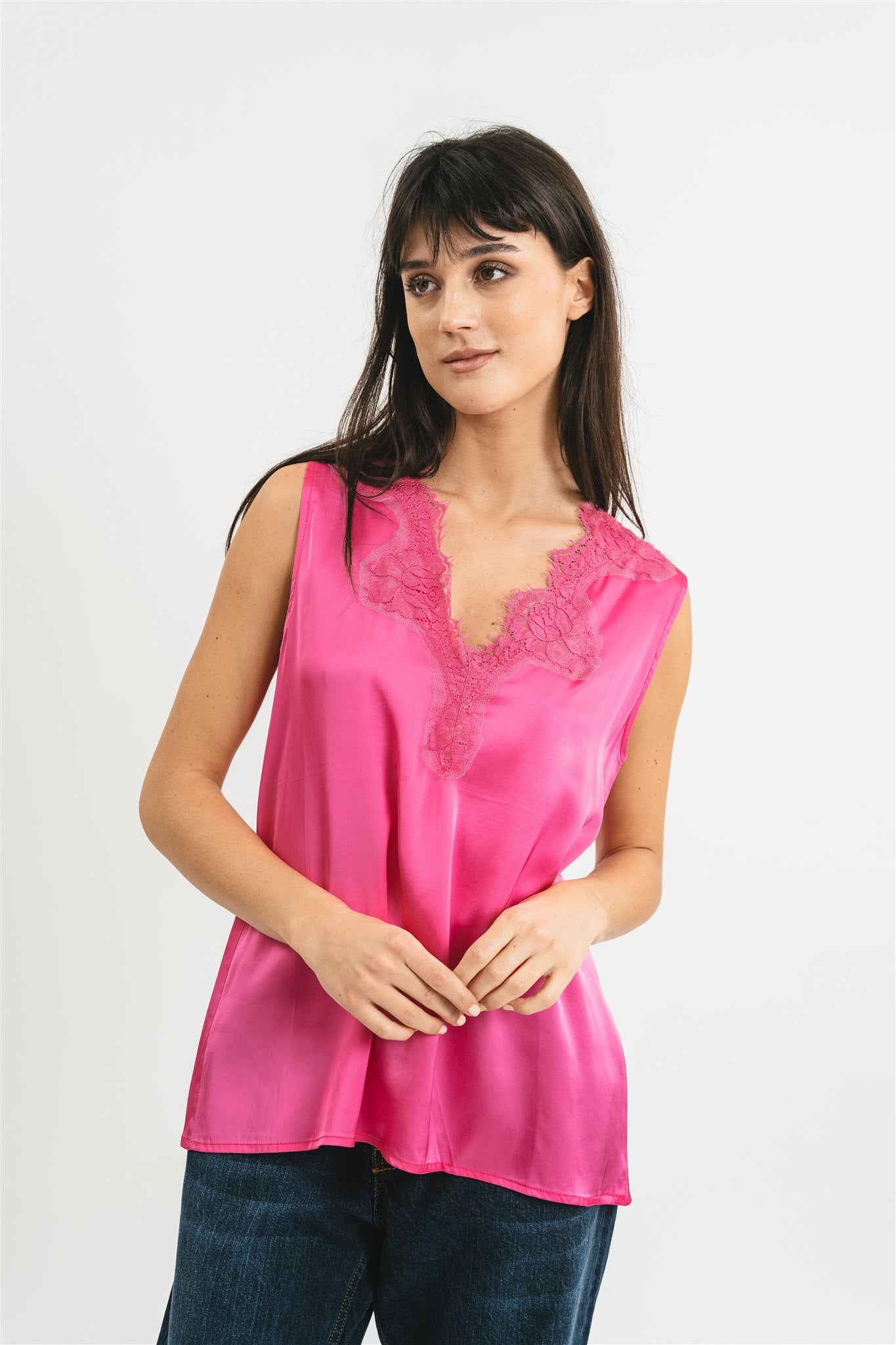 Top fucsia spalla larga in viscosa satin elasticizzata con rifiniture in pregiato pizzo francese Dettaglio