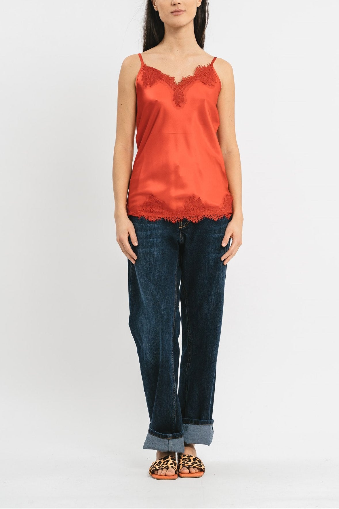 Top rosso in viscosa satin elasticizzata con rifiniture in pregiato pizzo francese Frontale