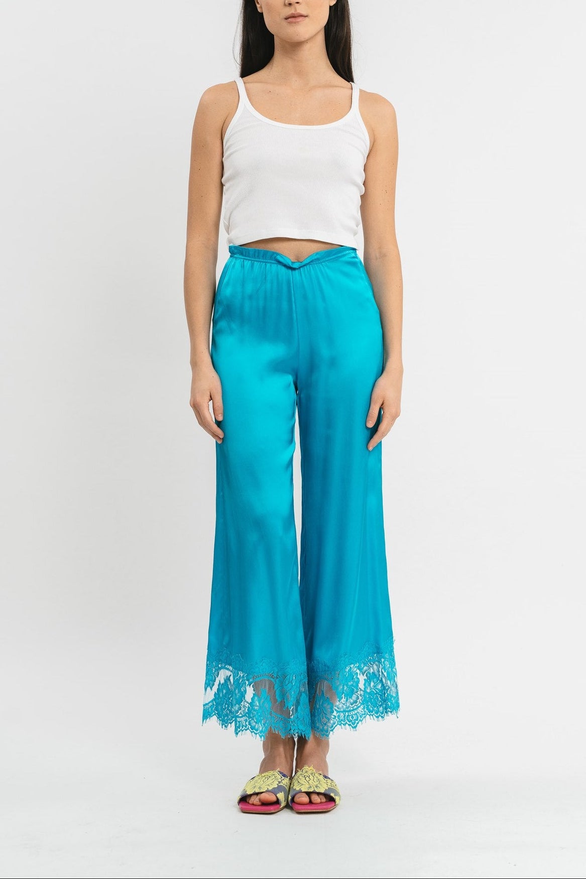 Pantalone turchese longuette in viscosa satin elasticizzata e pregiato pizzo francese Frontale
