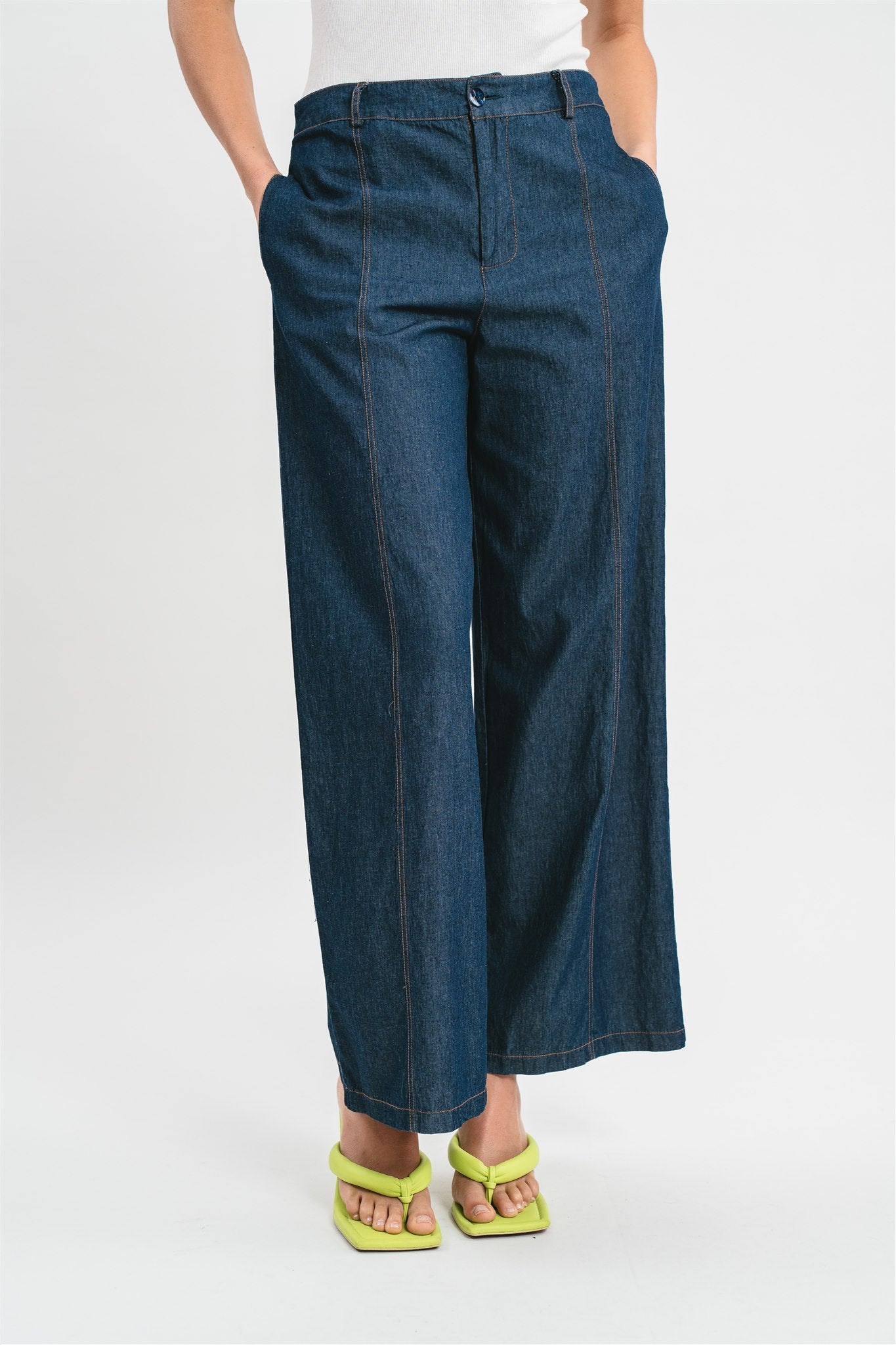 Pantalone denim leggero con pizzo in contrasto