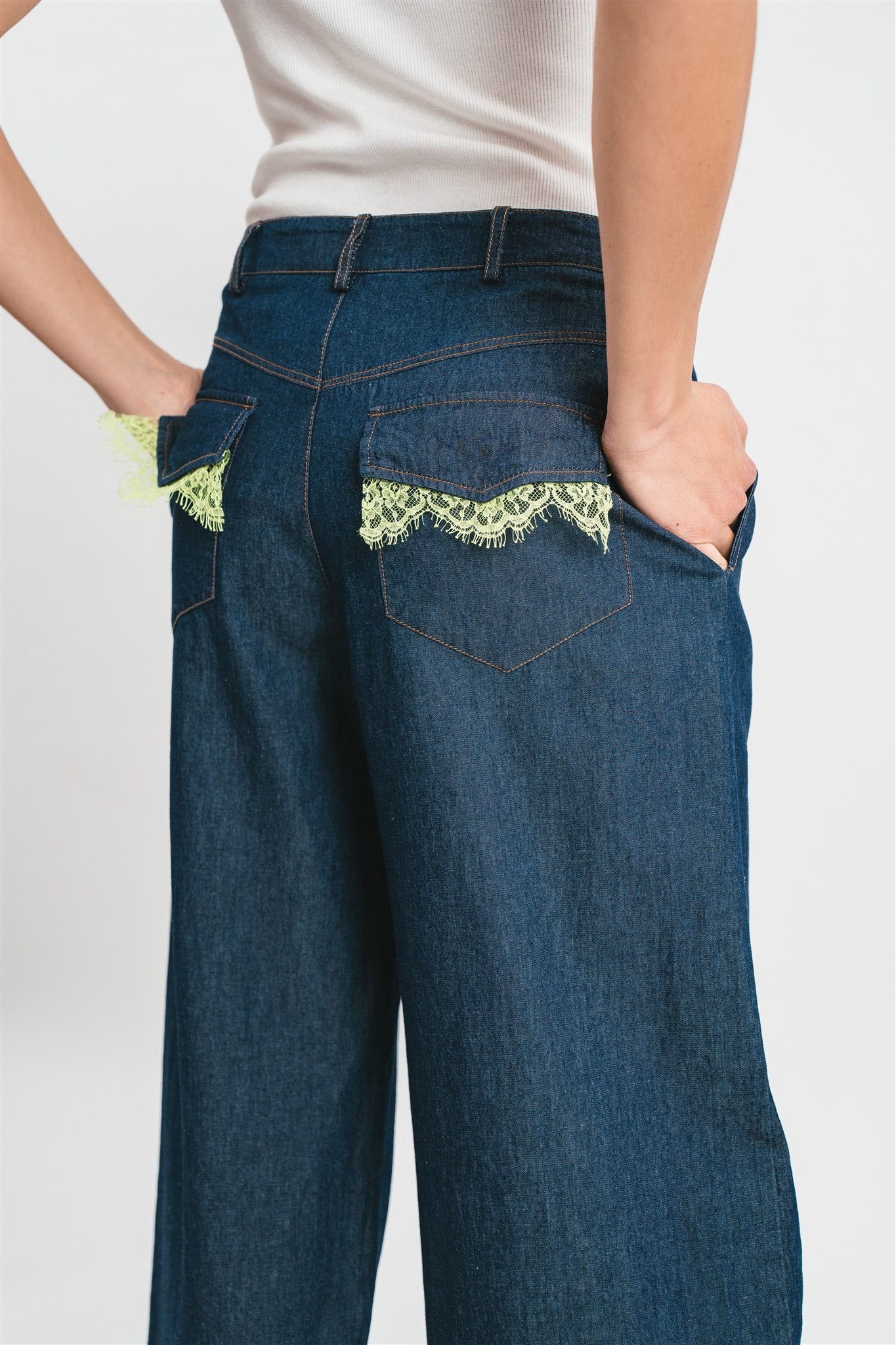 Pantalone denim leggero con pizzo in contrasto