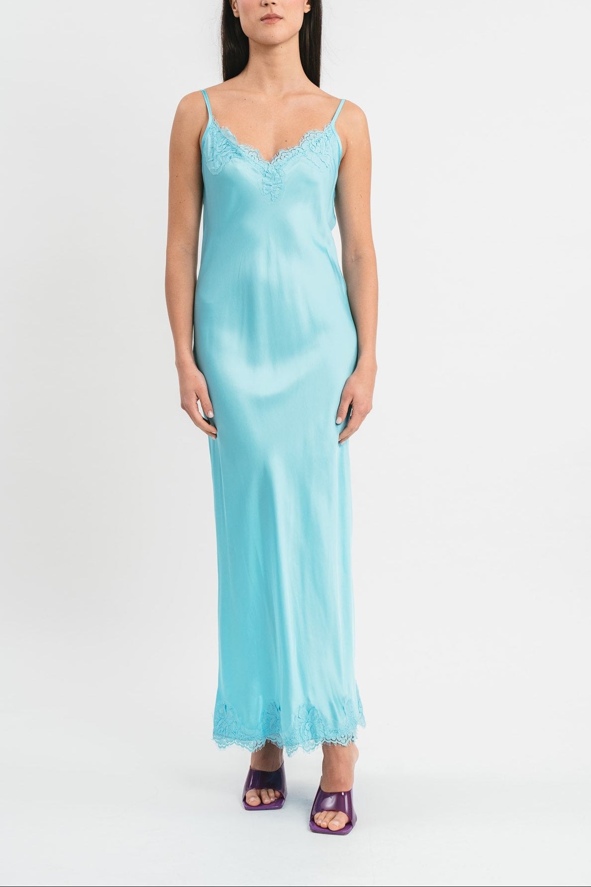 Slip Dress cielo in viscosa satin elasticizzata con rifiniture in pregiato pizzo francese Frontale