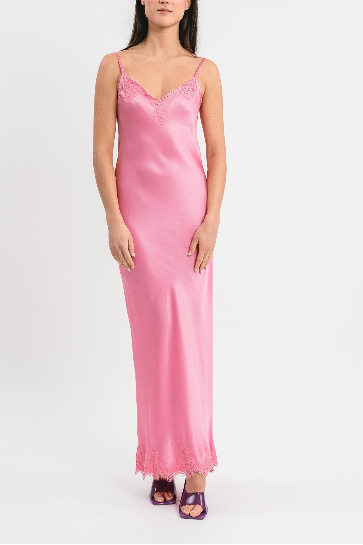 Slip Dress rosa in viscosa satin elasticizzata con rifiniture in pregiato pizzo francese Frontale