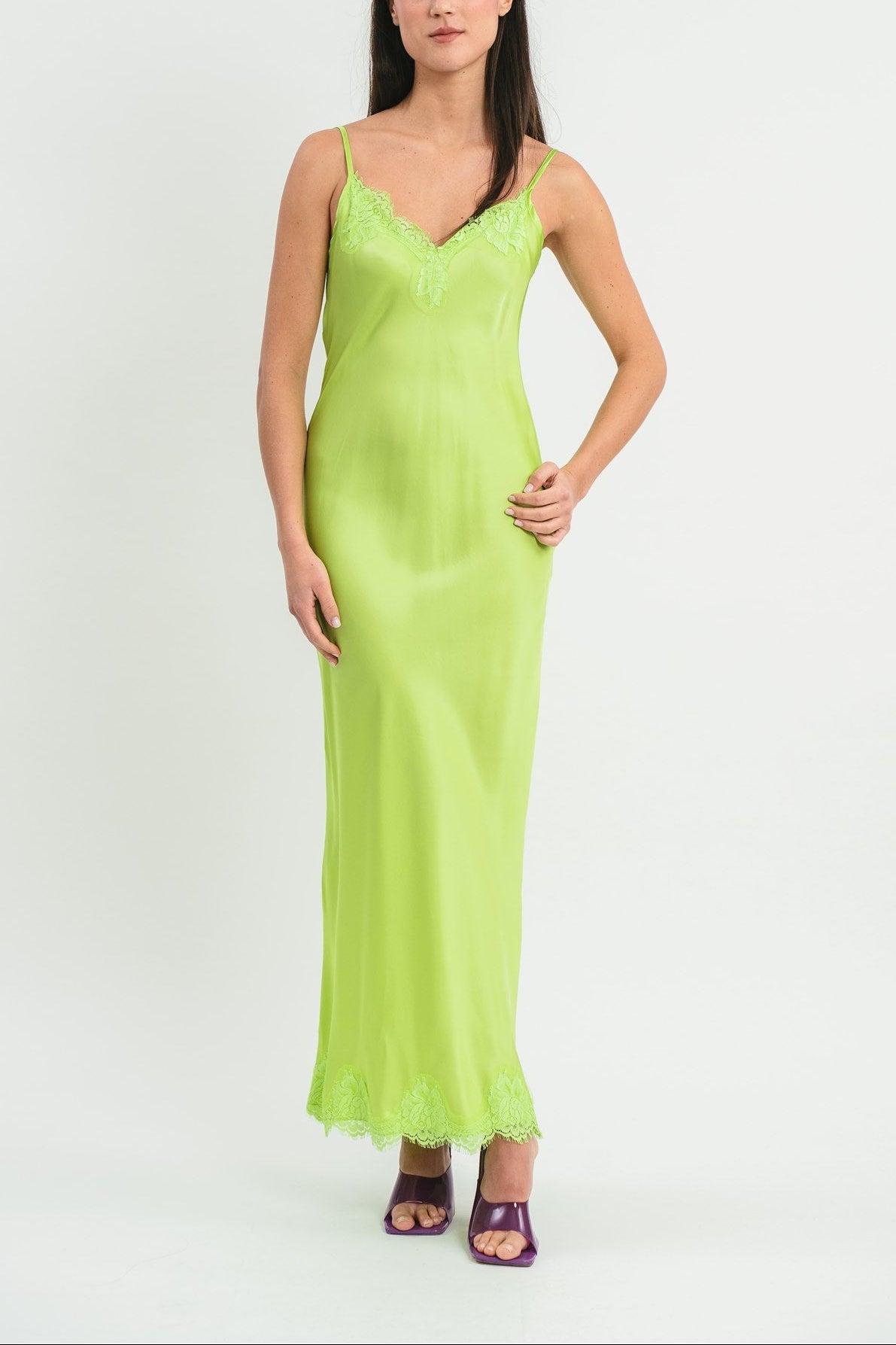 Slip Dress lime in viscosa satin elasticizzata con rifiniture in pregiato pizzo francese Frontale