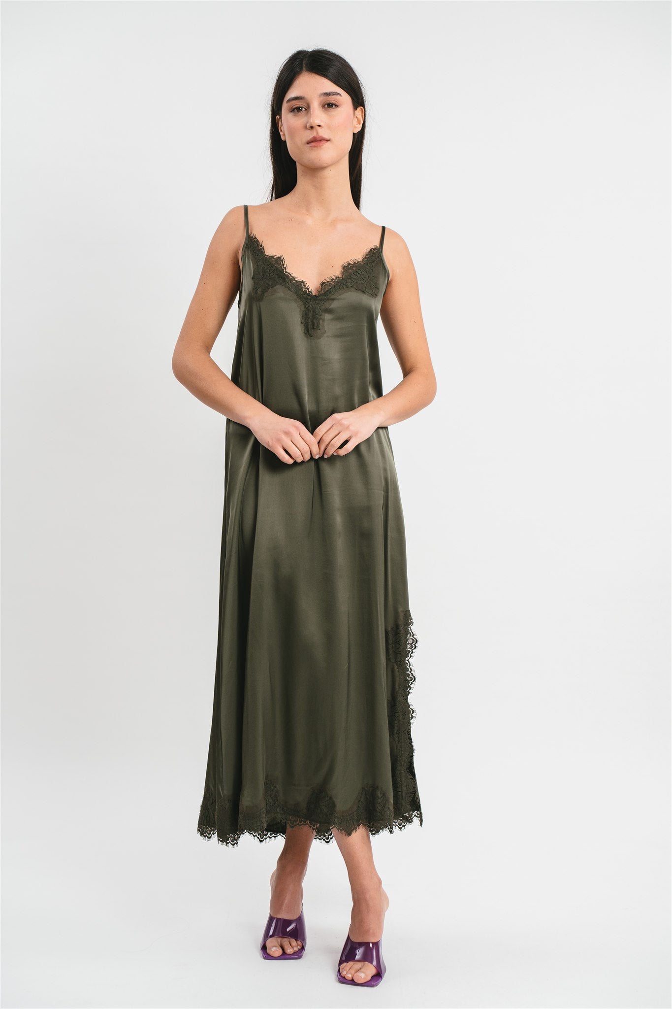 Slip dress longuette verde militare in viscosa satin elasticizzata con pregiato pizzo francese Frontale