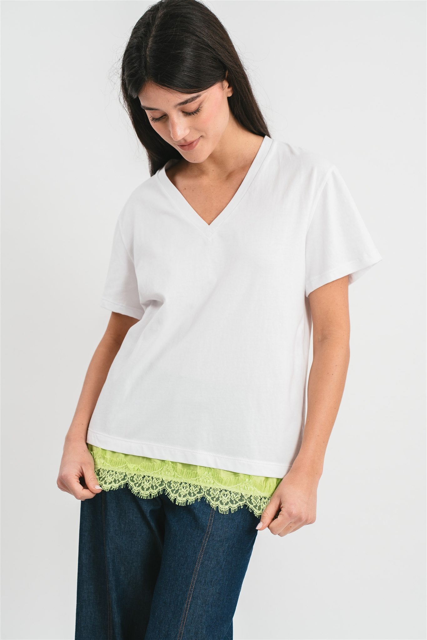 T-shirt con pizzo in contrasto