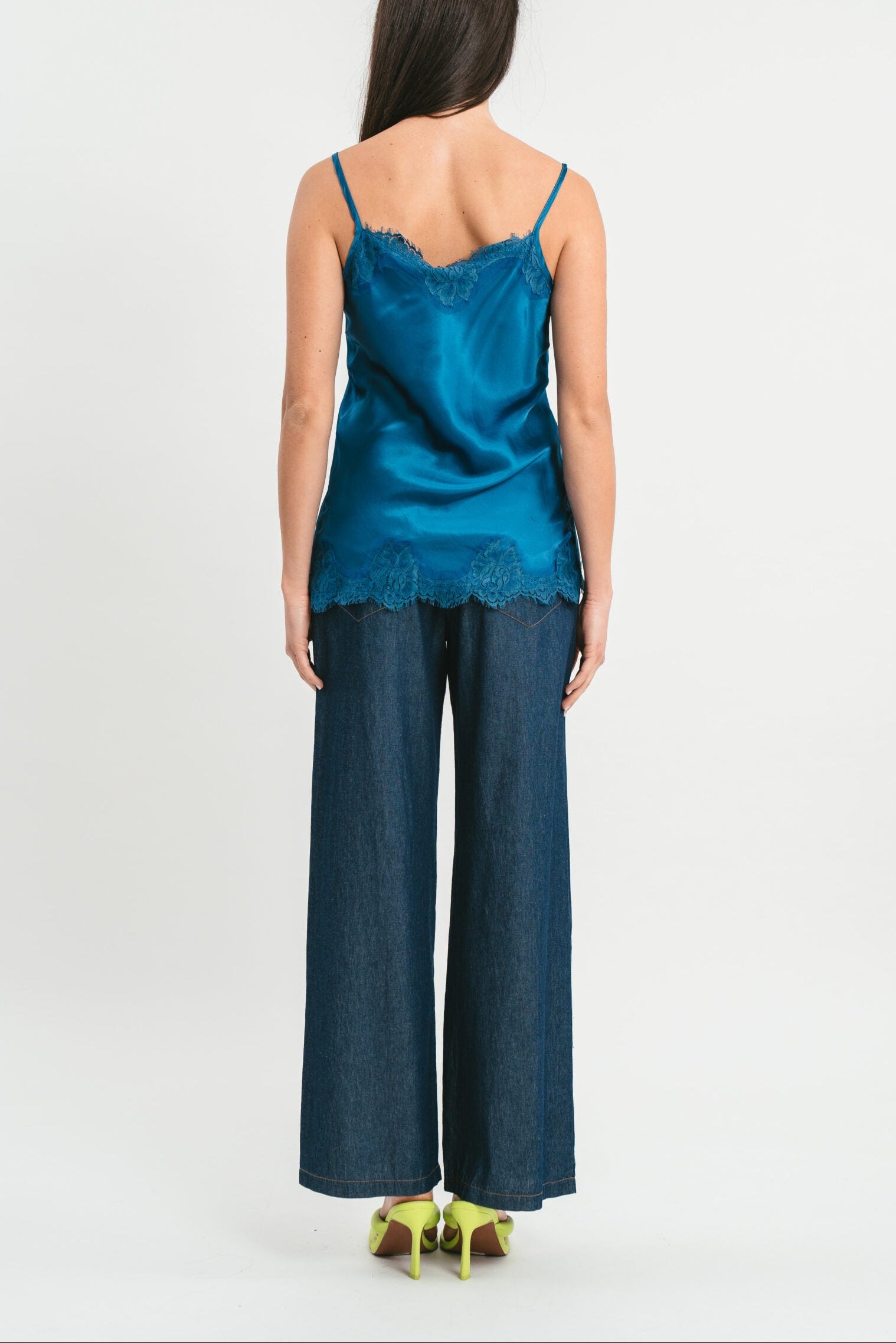Top avio in viscosa satin elasticizzata con rifiniture in pregiato pizzo francese Posteriore