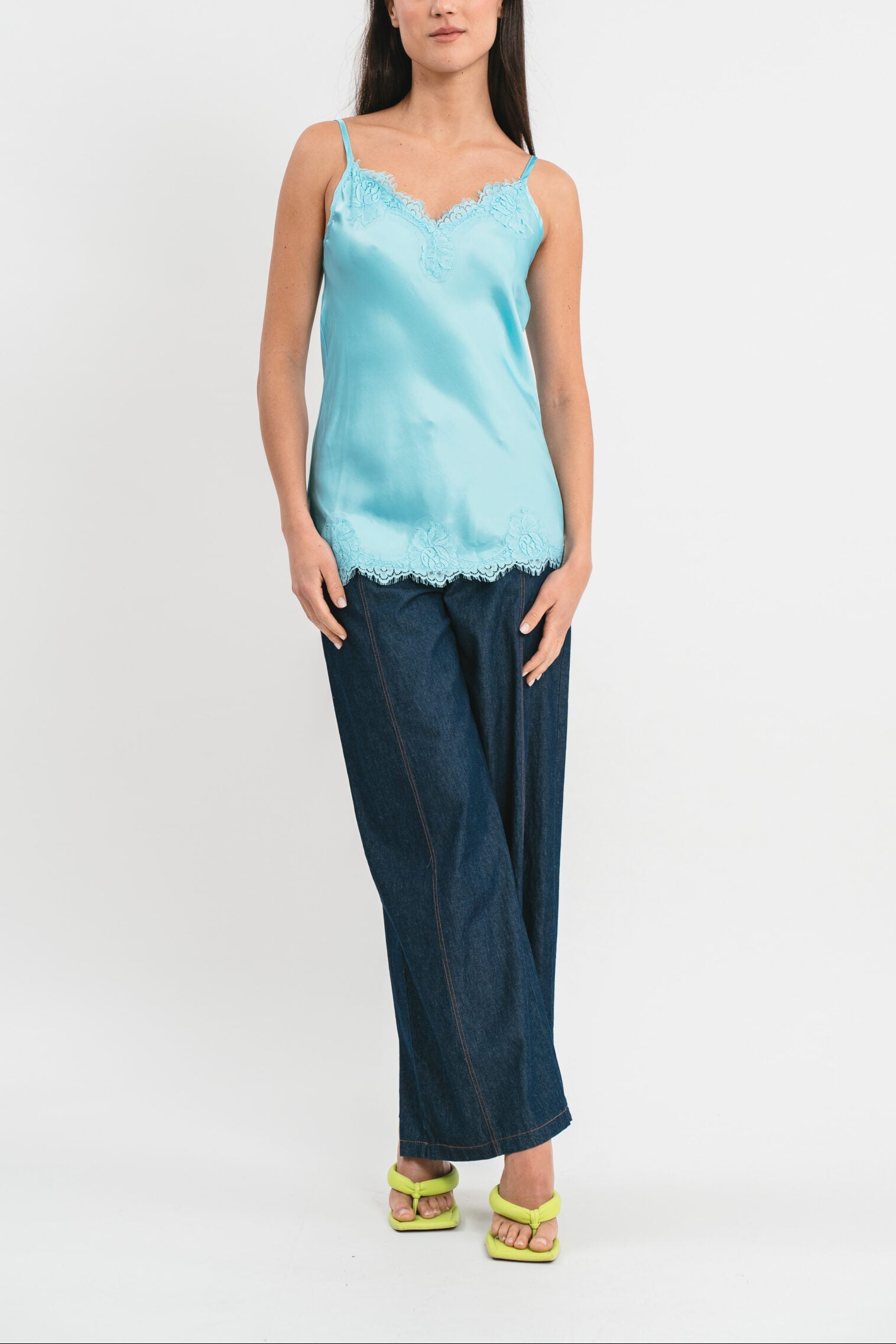 Top cielo in viscosa satin elasticizzata con rifiniture in pregiato pizzo francese Frontale