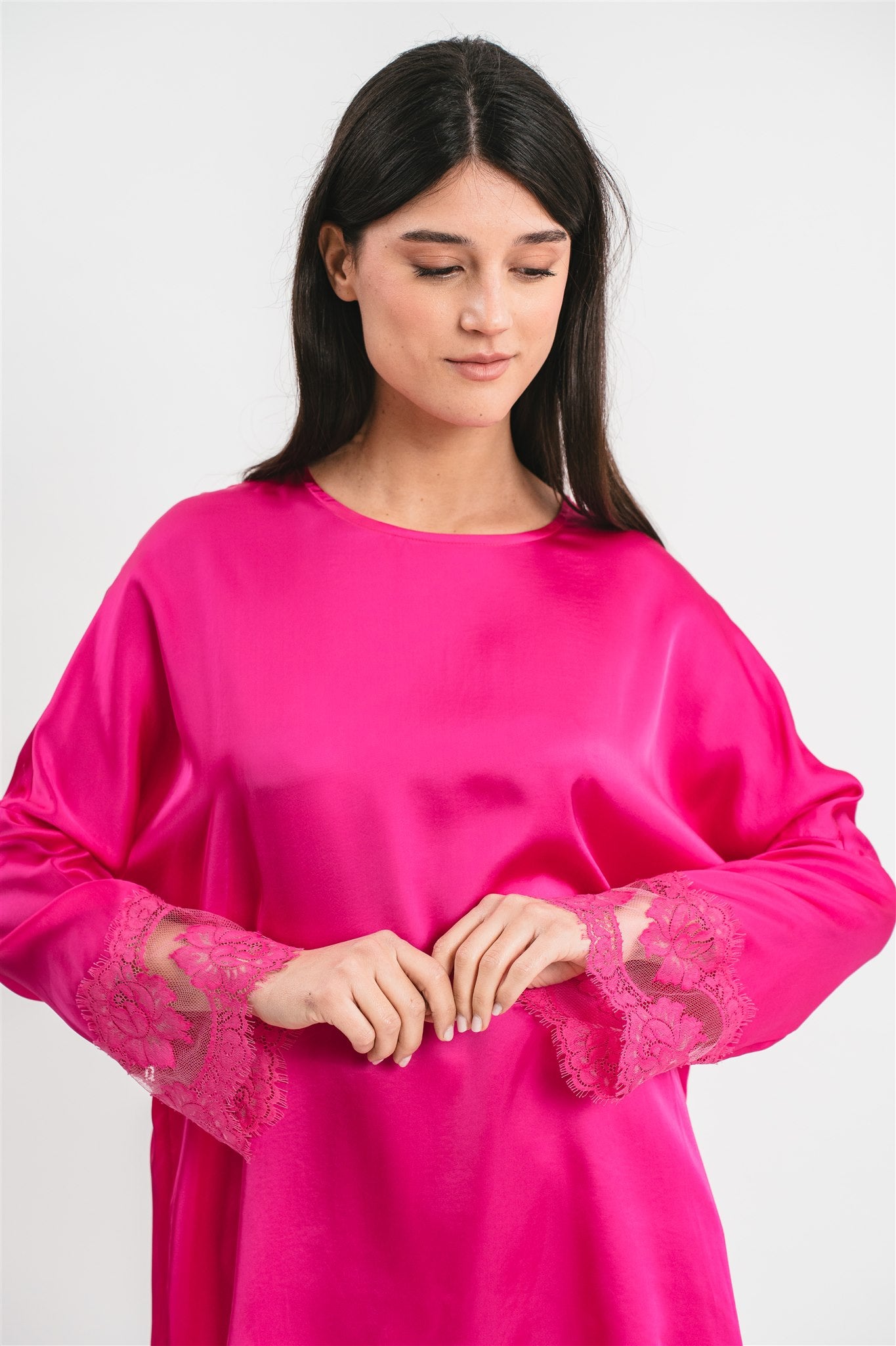 T-shirt fucsia in viscosa satin elasticizzata con rifiniture in pregiato pizzo francese Dettaglio